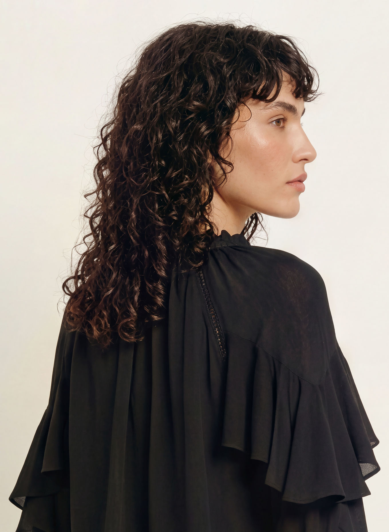 ba&sh Blusenshirt BETTY mit Volants: SCHWARZ