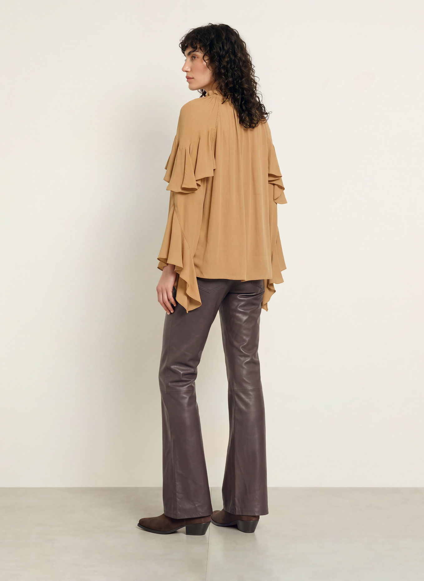 ba&sh Blusenshirt BETTY mit Volants: CAMEL