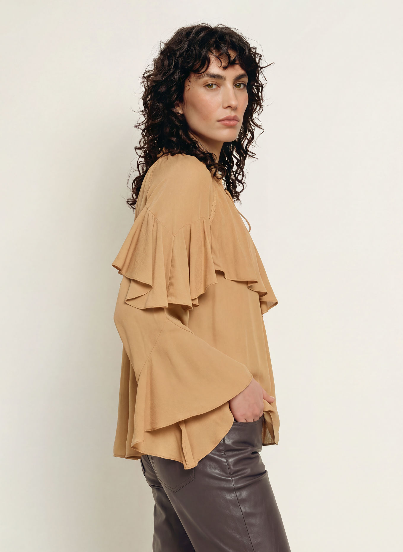 ba&sh Blusenshirt BETTY mit Volants: CAMEL