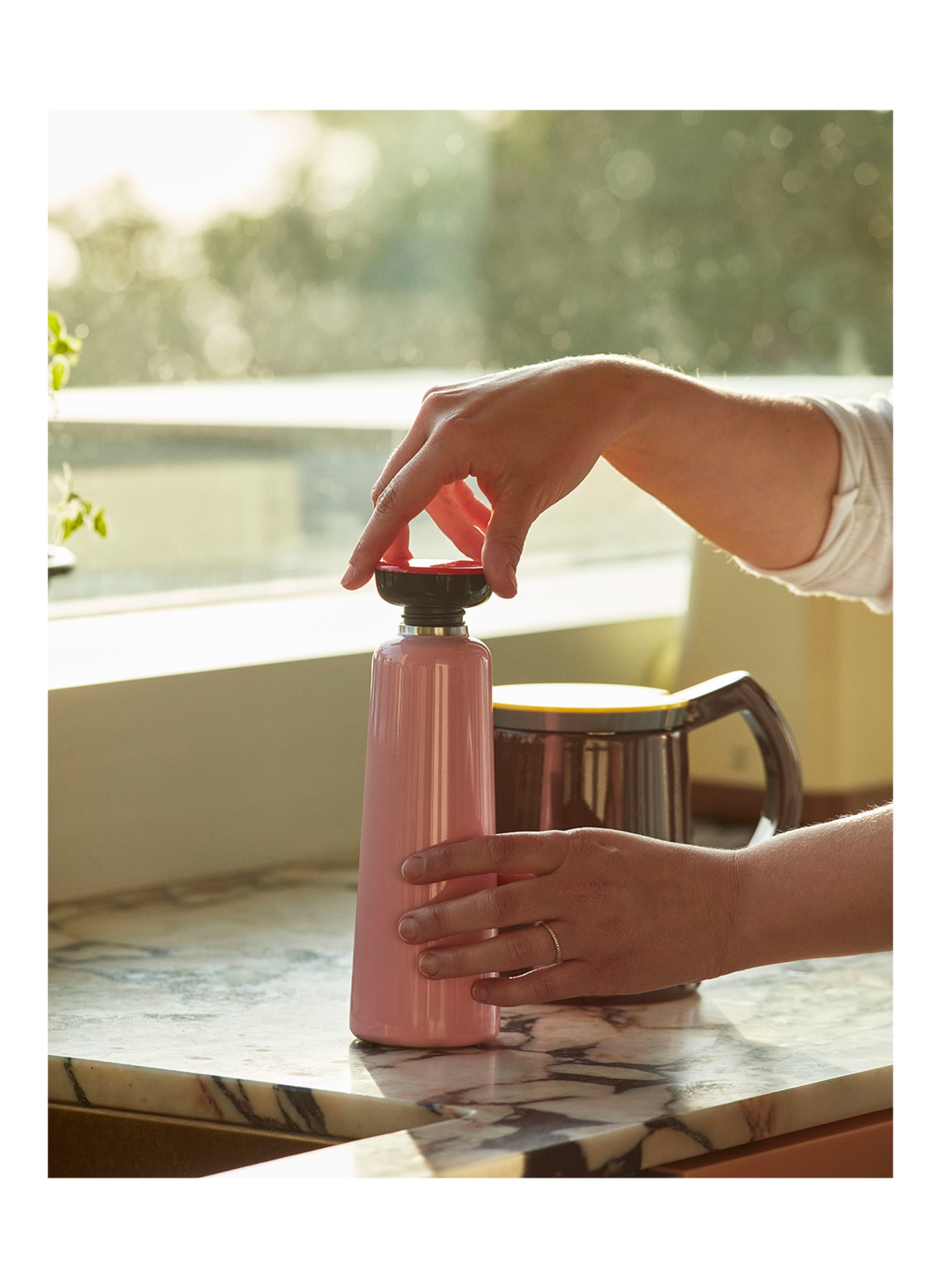 HAY Insulated bottle SOWDEN , Color: PINK/ DARK RED/ RED (Image 2)