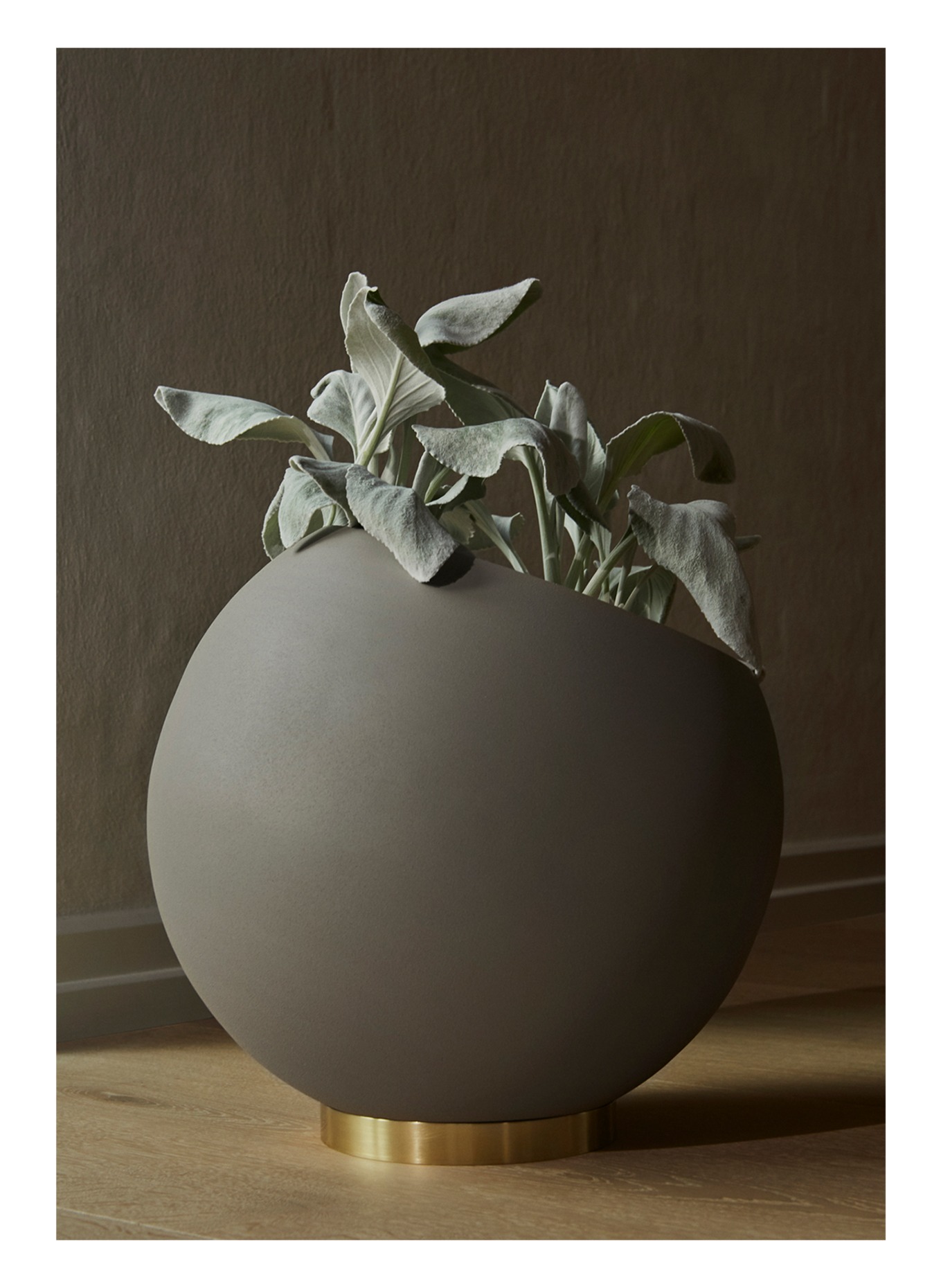 AYTM Flower pot GLOBLE EXTRA SMALL, Color: LIGHT GRAY/ GOLD (Image 2)
