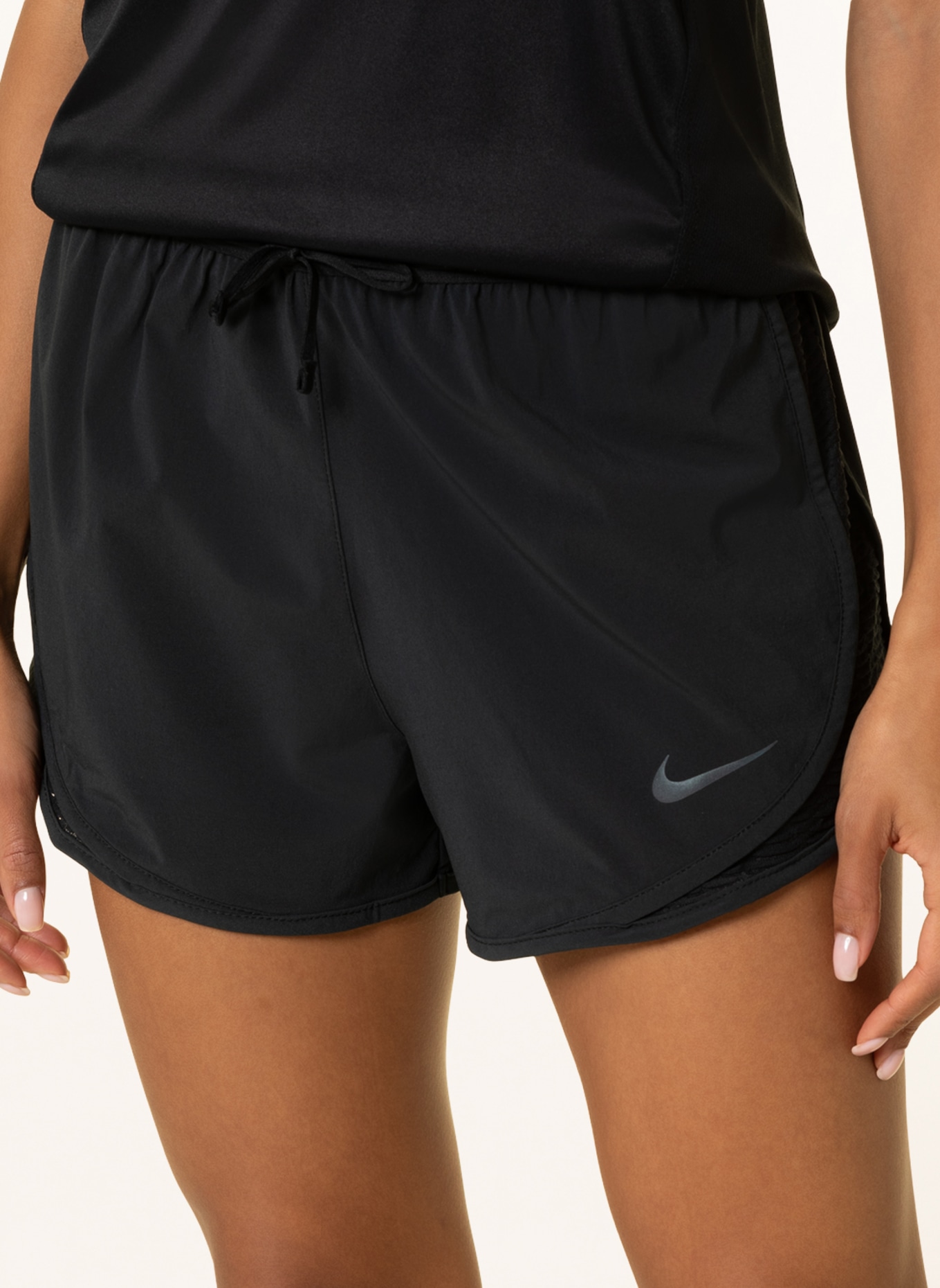 Nike Laufshorts DRI-FIT RUN DIVISION TEMPO LUXE mit Mesh, Farbe: SCHWARZ (Bild 5)