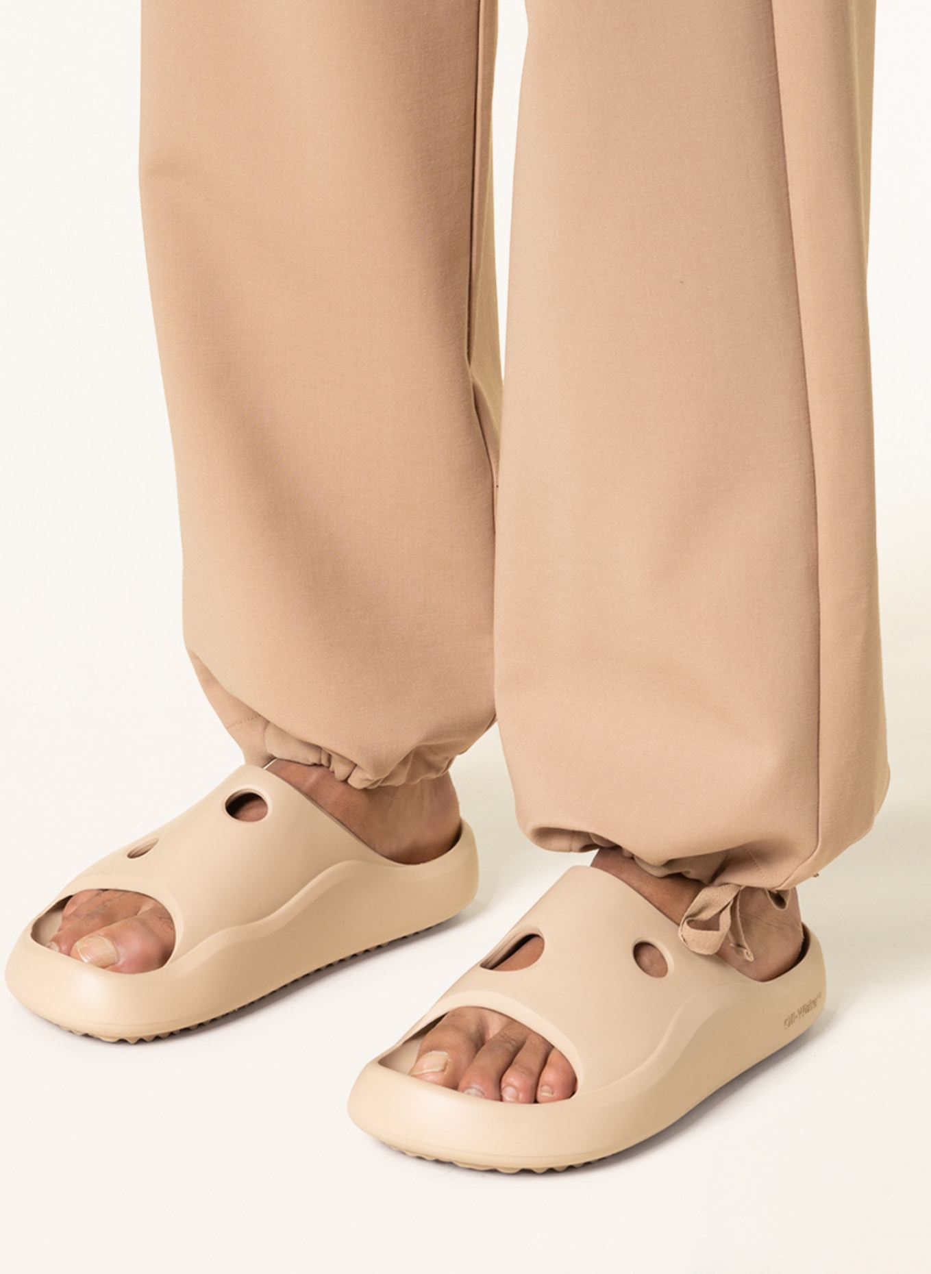 Off-White Spodnie w stylu dresowym regular fit, Kolor: CAMELOWY (Obrazek 6)