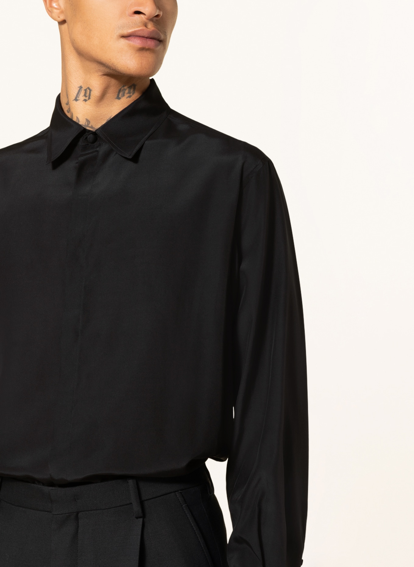 VALENTINO Silk short regular fit , Color: BLACK (Image 4)