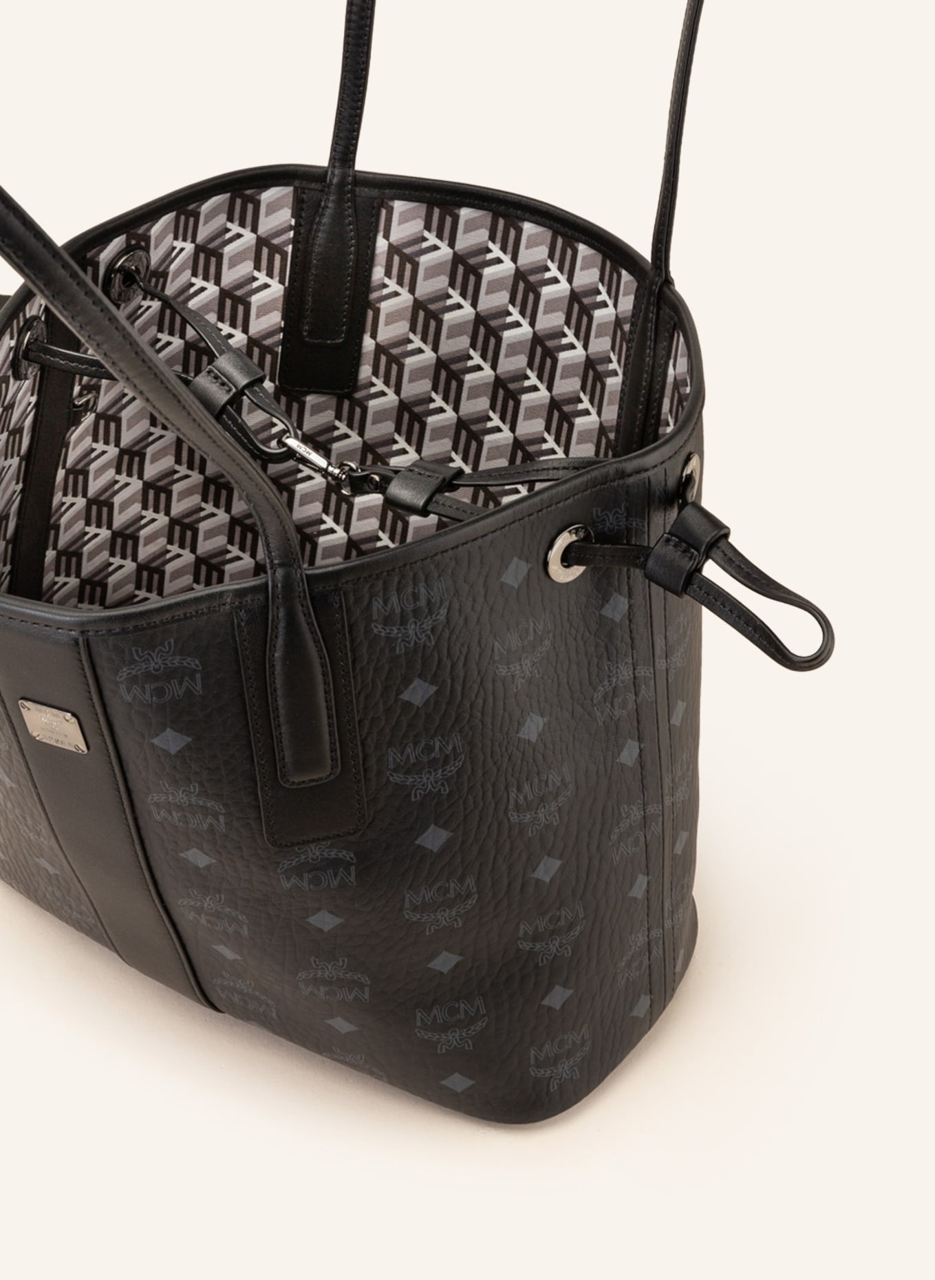 MCM LIZ SMALL reversible shopper with pouch, Color: BLACK (Image 4)