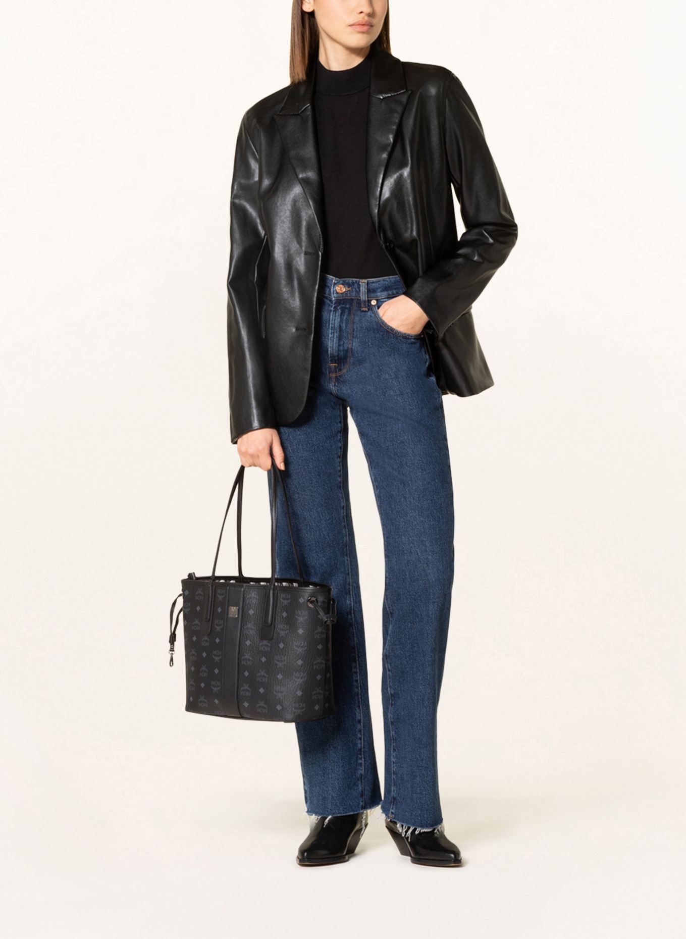 MCM LIZ SMALL reversible shopper with pouch, Color: BLACK (Image 5)