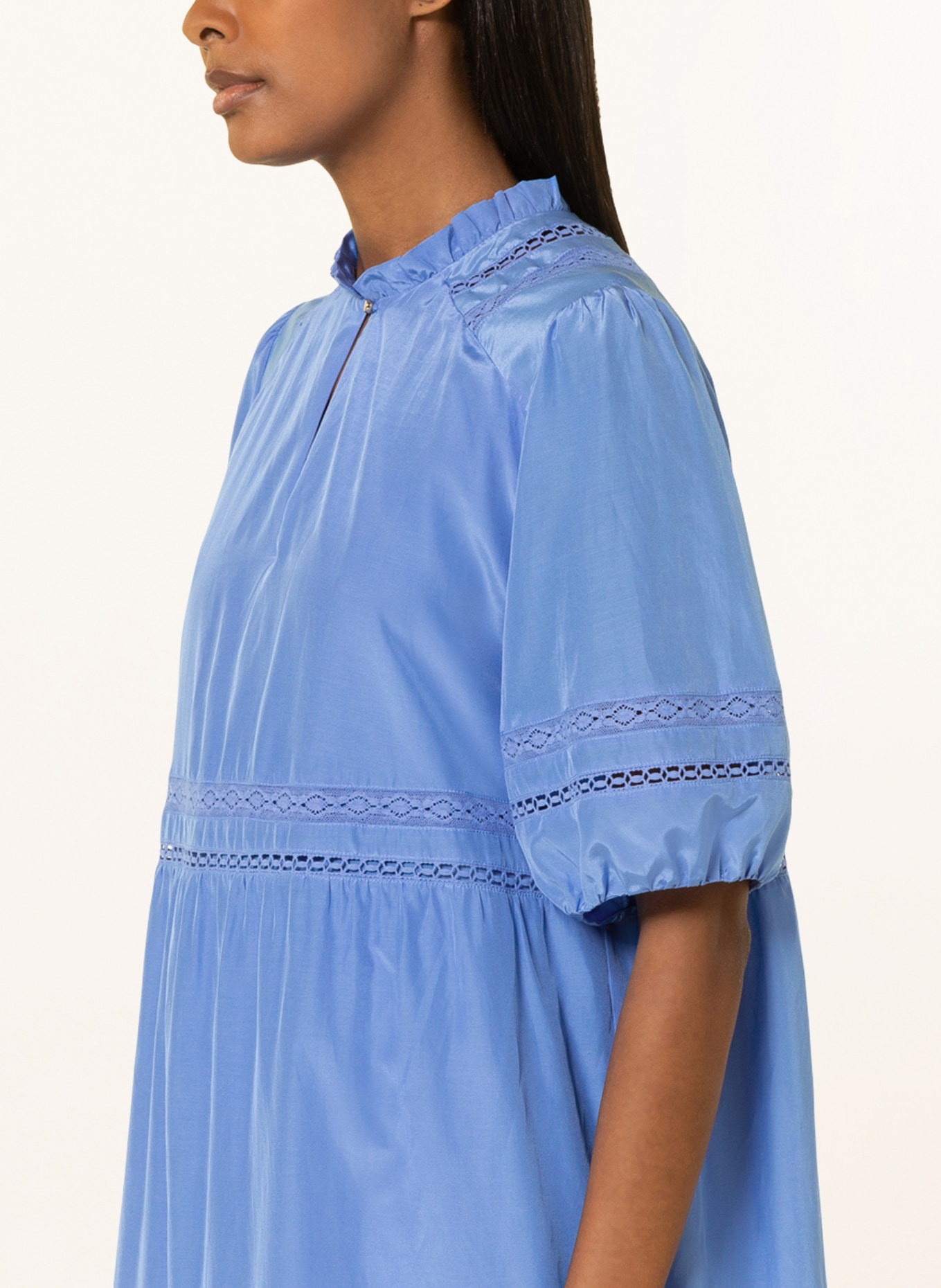 MARC CAIN Šaty s hedvábím a děrovanou krajkou, Barva: 360 azure (Obrázek 4)