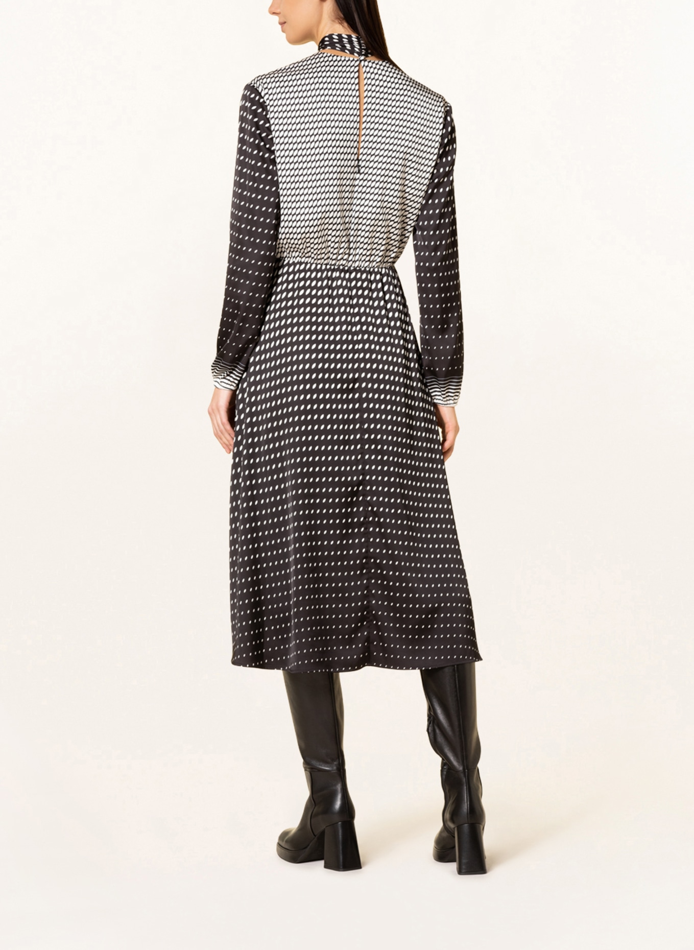 MARC CAIN Saténové šaty s vázačkou, Barva: 900 BLACK (Obrázek 3)