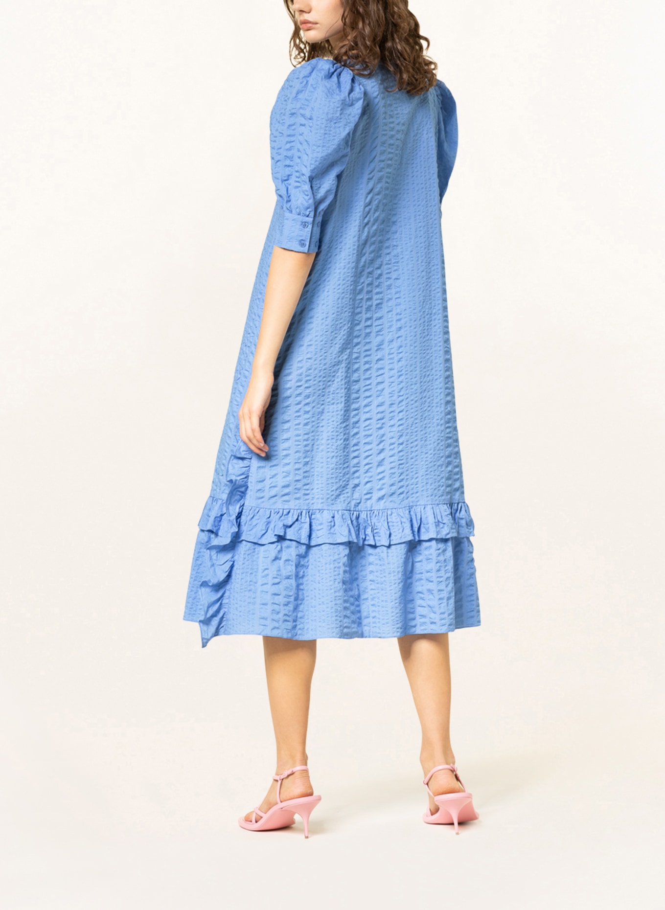 BAUM UND PFERDGARTEN Kleid AILANI mit Volants, Farbe: BLAU (Bild 3)