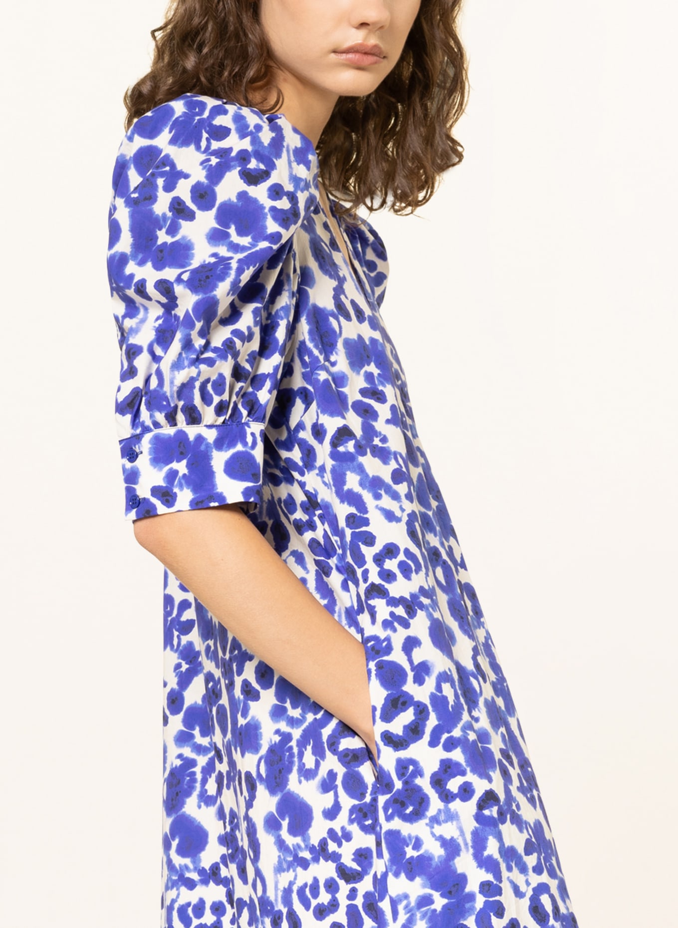 BAUM UND PFERDGARTEN Dress AILANI with frills, Color: WHITE/ BLUE (Image 4)