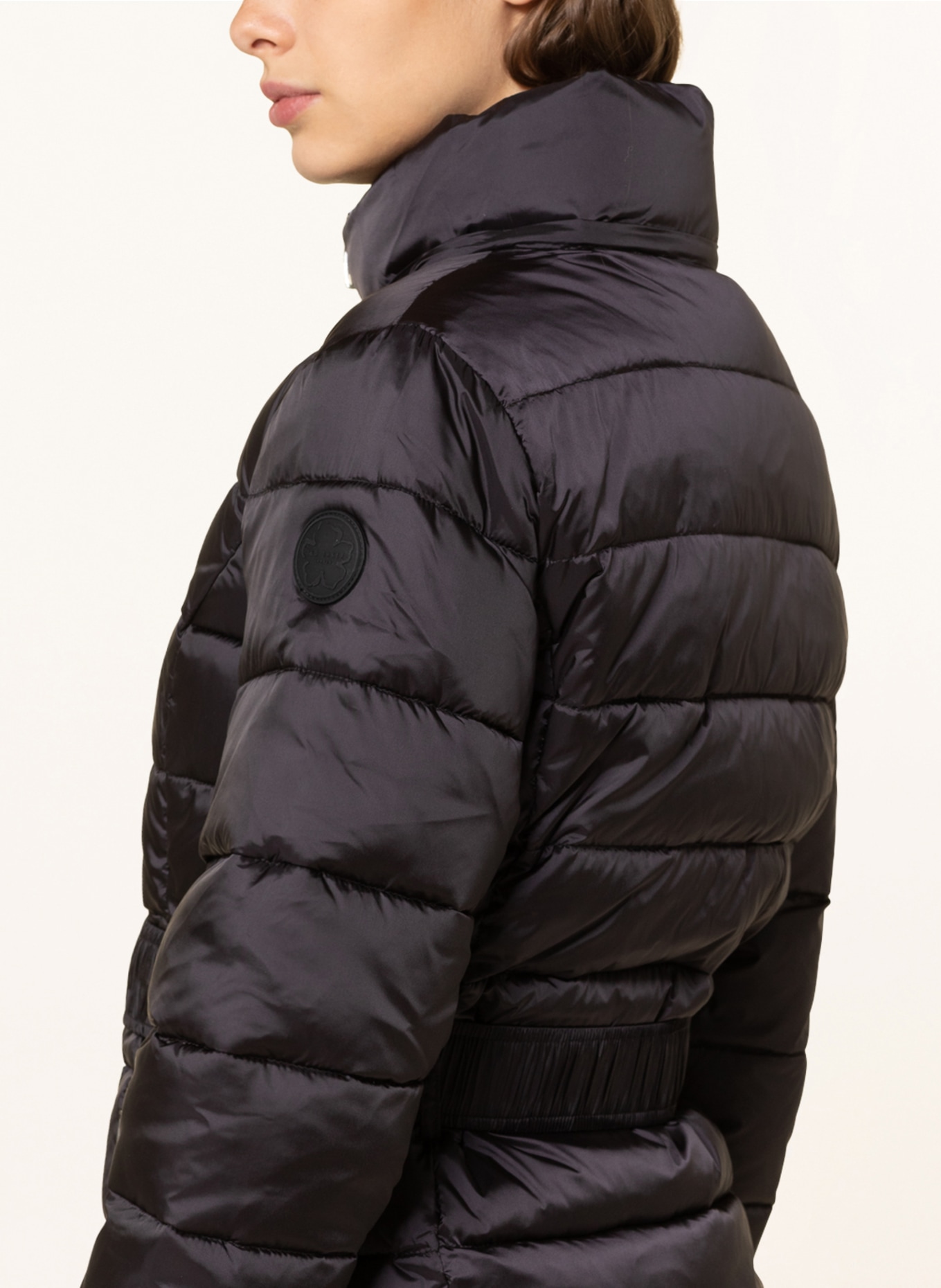 TED BAKER Prošívaná bunda ABBIIEE s umělou kožešinou a odnímatelnou kapucí , Barva: ČERNÁ (Obrázek 5)
