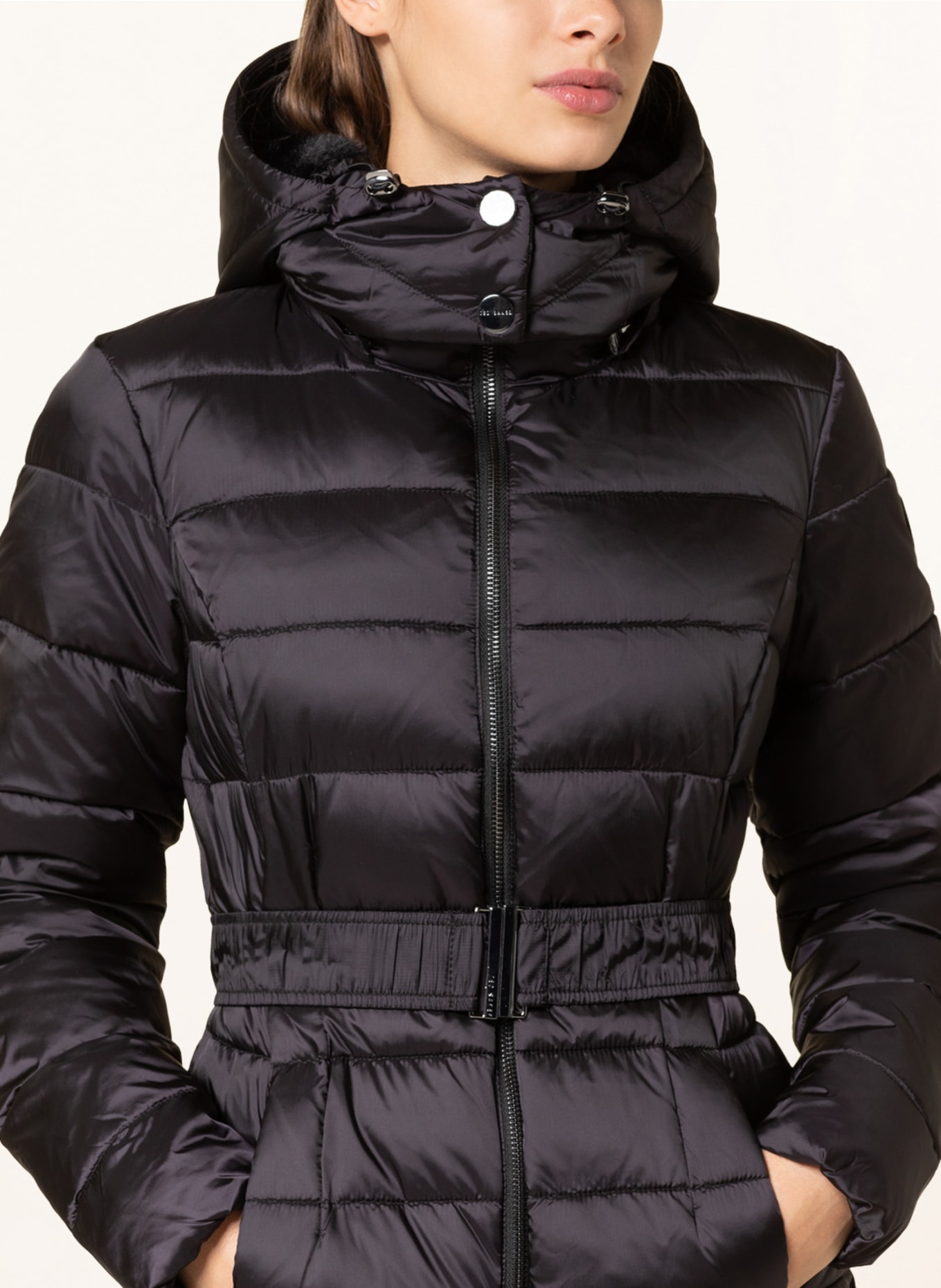 TED BAKER Prošívaná bunda ABBIIEE s umělou kožešinou a odnímatelnou kapucí , Barva: ČERNÁ (Obrázek 6)