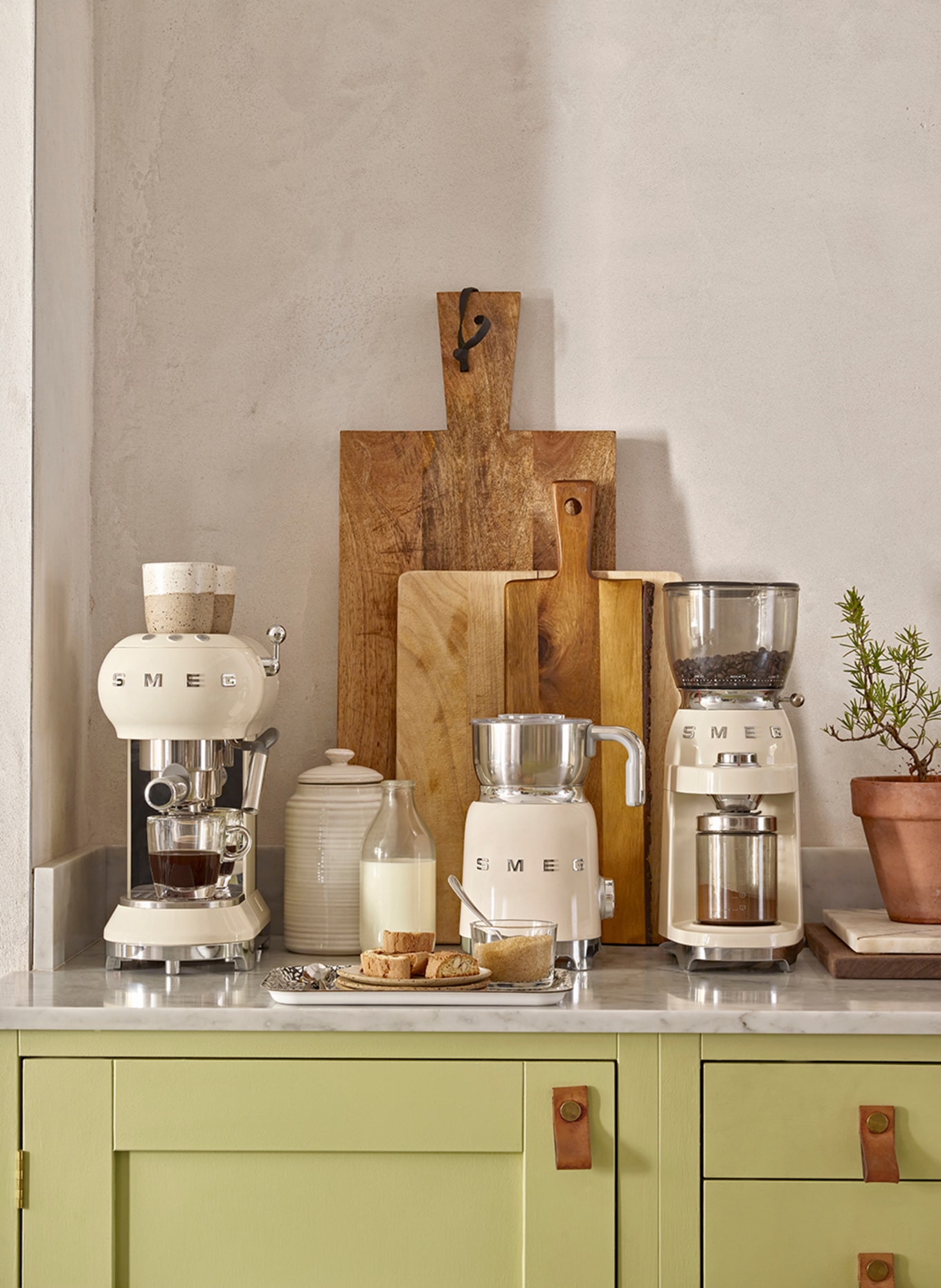 SMEG Elektrischer Milchaufschäumer MFF11: SCHWARZ