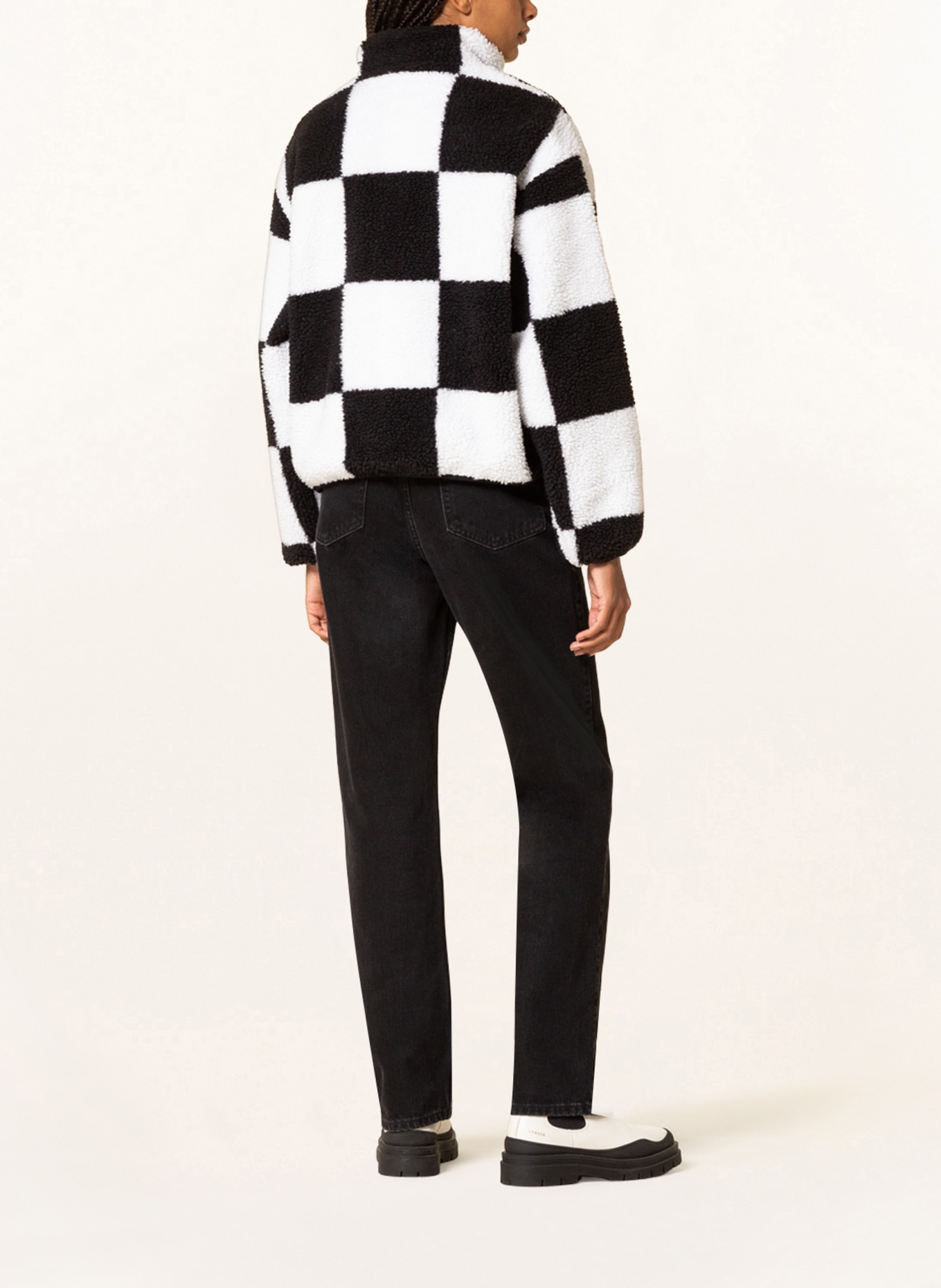 TOMMY JEANS Sweter typu troyer z pluszowego materiału: CZARNY / BIAŁY