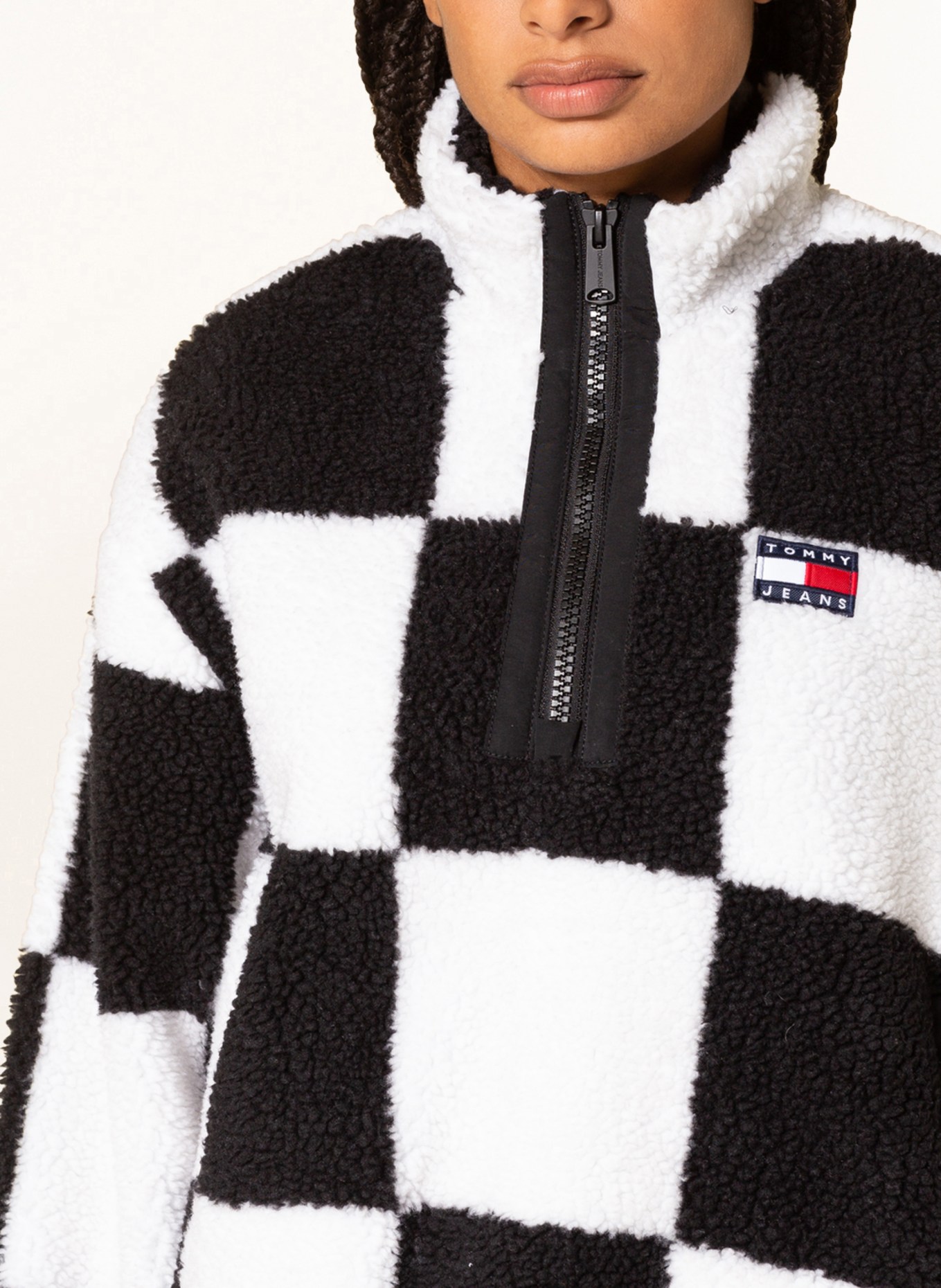 TOMMY JEANS Sweter typu troyer z pluszowego materiału: CZARNY / BIAŁY