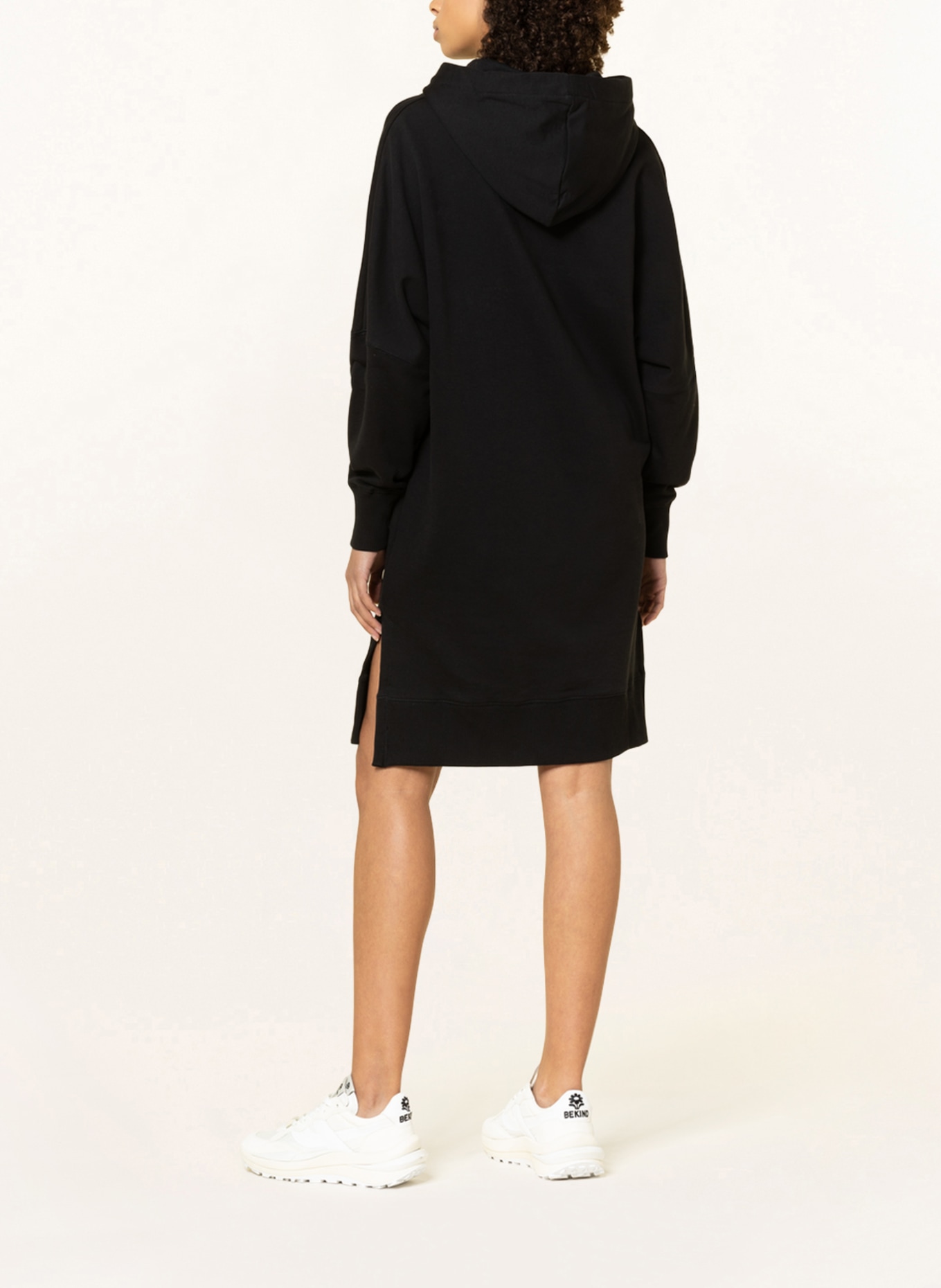Calvin Klein Jeans Mikinové šaty s kapucí, Barva: ČERNÁ (Obrázek 3)