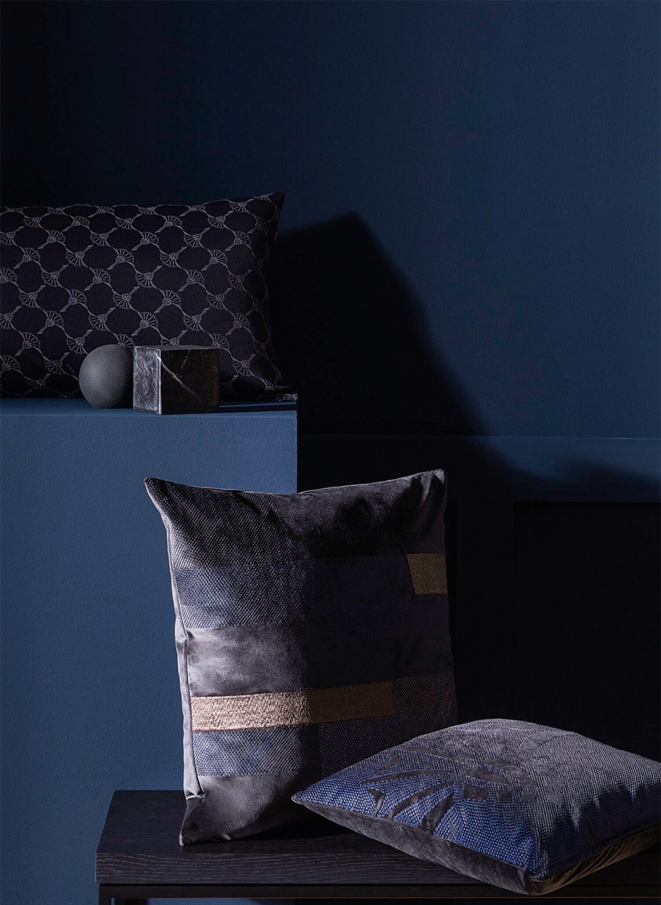 JOOP! Velvet decorative cushion cover JOOP! DIMENSION, Color: DARK BLUE/ PURPLE (Image 3)