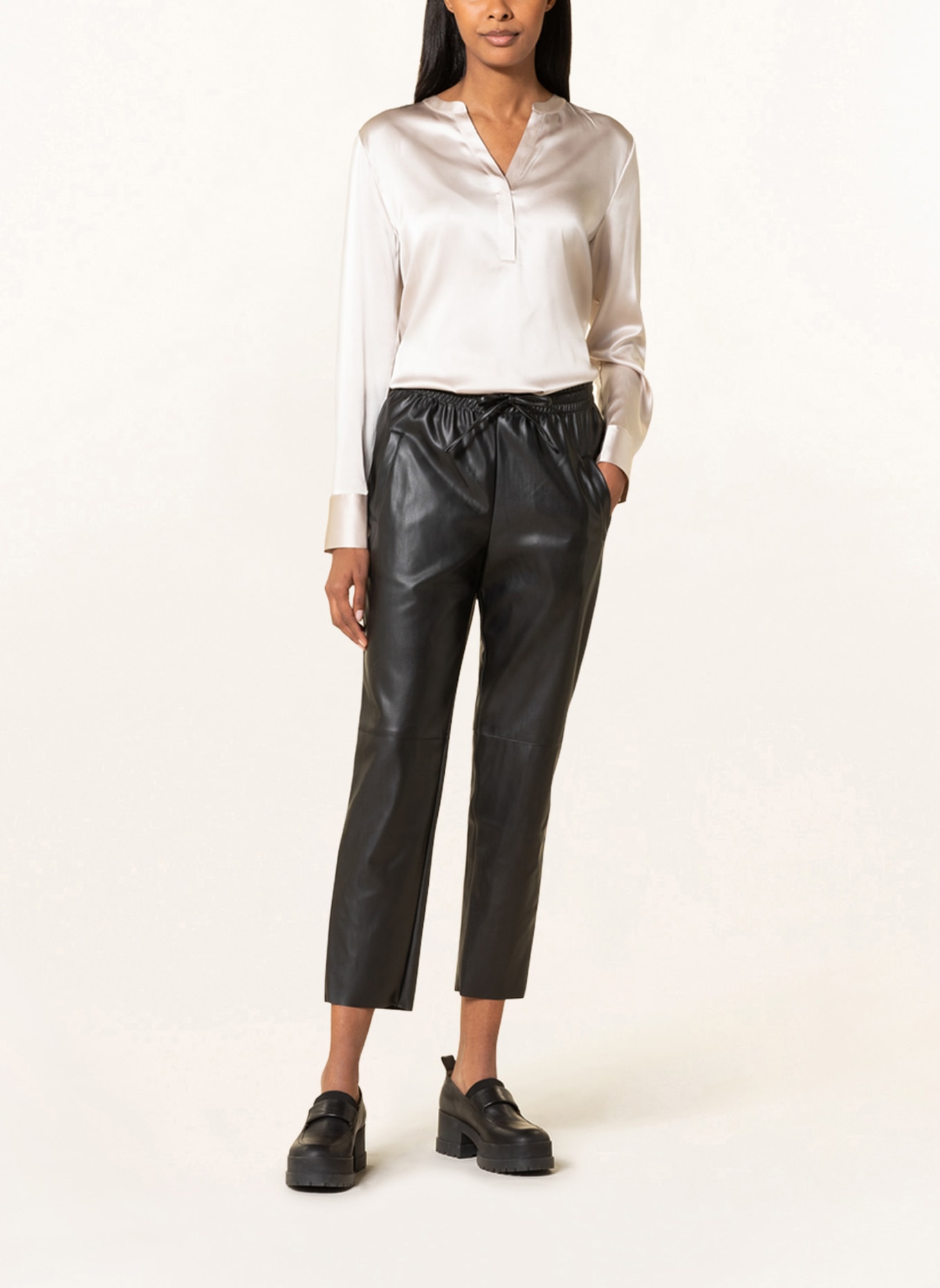 HERZEN'S ANGELEGENHEIT 7/8 trousers in leather look , Color: BLACK (Image 2)