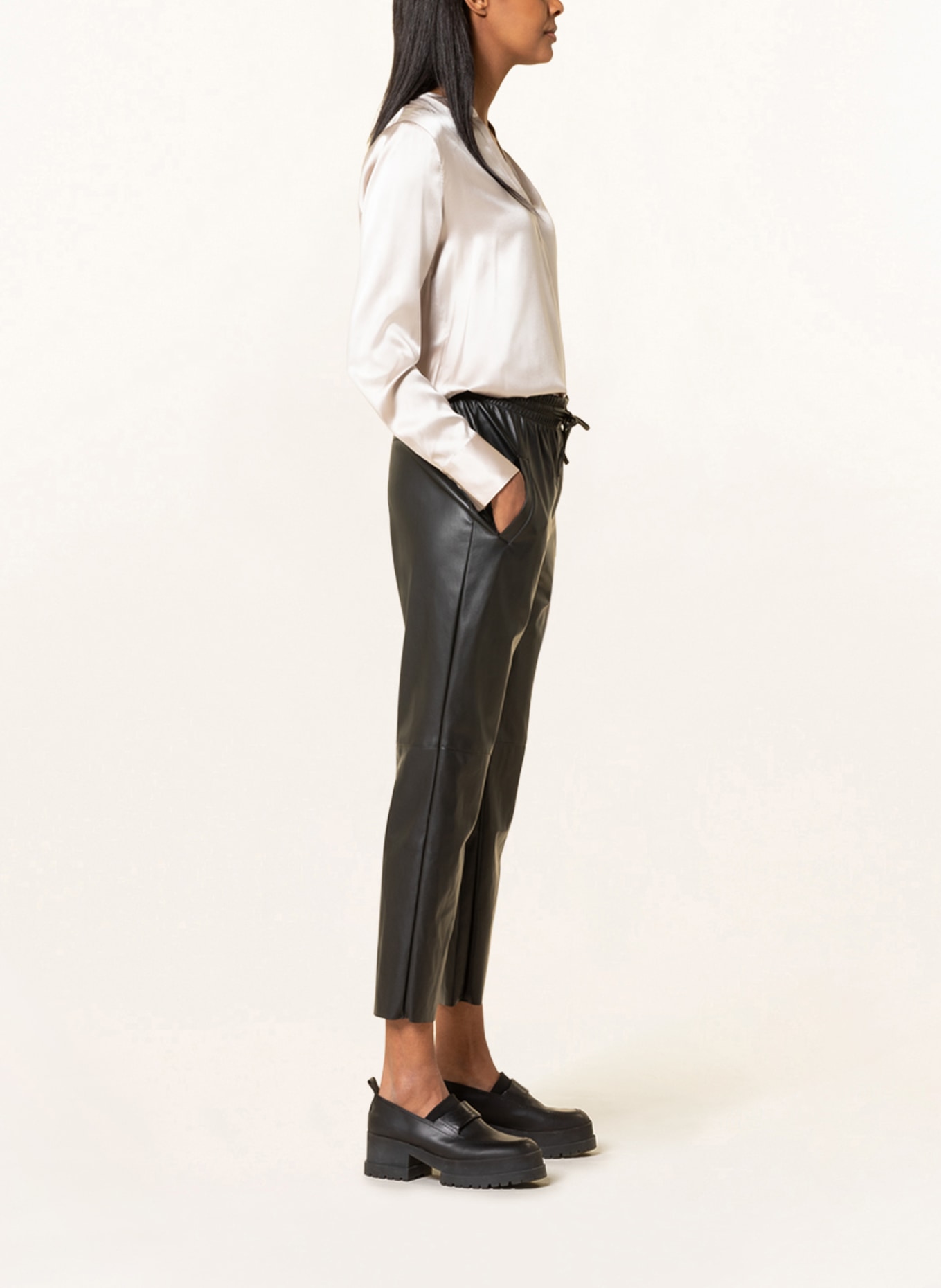 HERZEN'S ANGELEGENHEIT 7/8 trousers in leather look , Color: BLACK (Image 4)