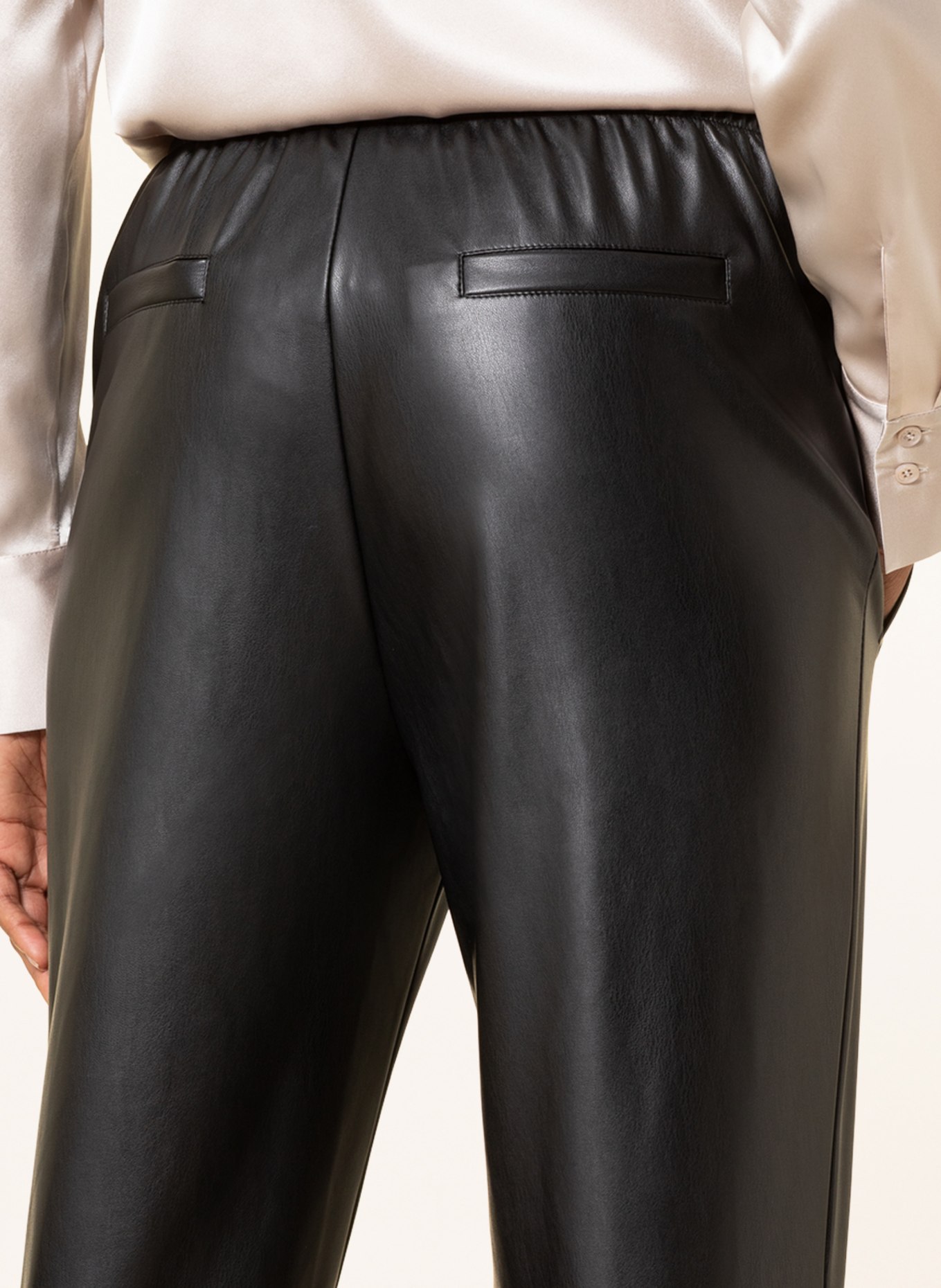 HERZEN'S ANGELEGENHEIT 7/8 trousers in leather look , Color: BLACK (Image 5)