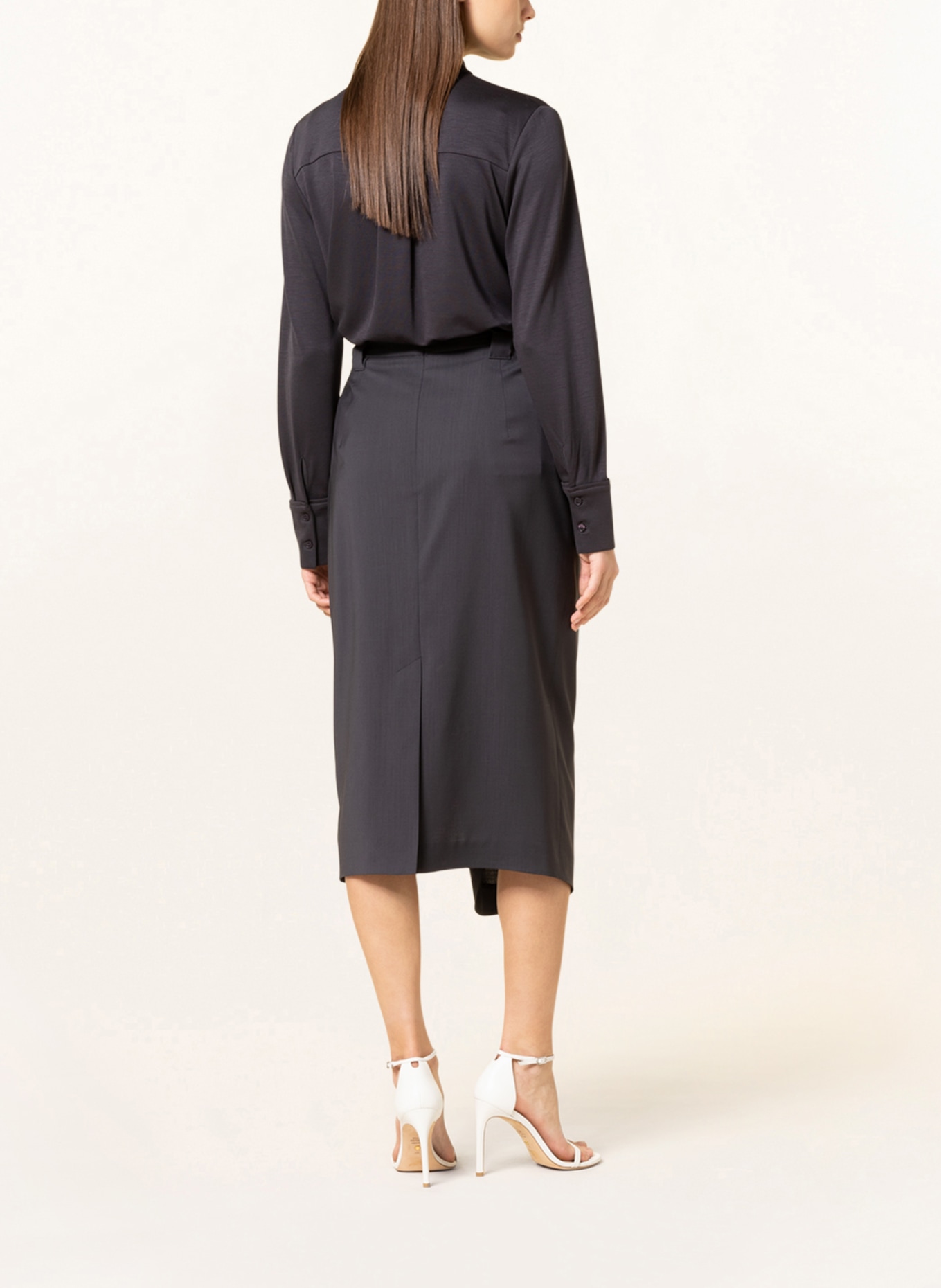 windsor. Sukně v zavinovacím vzhledu: TMAVĚ ŠEDÁ