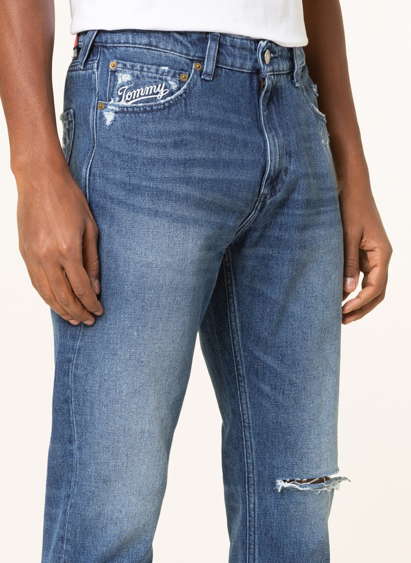 TOMMY JEANS Destroyed Jeans SCANTON Slim Fit, Farbe: 1A5 Denim Medium 02 (Bild 5)