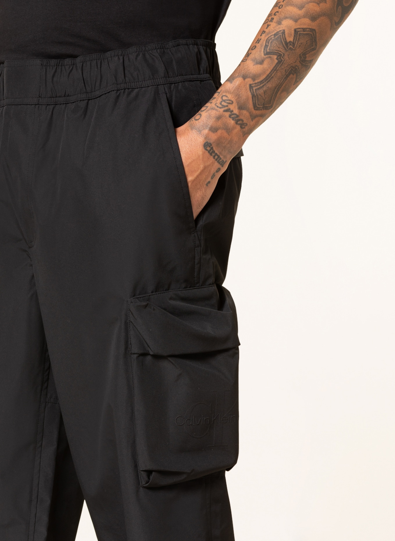 Calvin Klein Jeans Cargo pants with cropped leg length, Color: BLACK (Image 5)