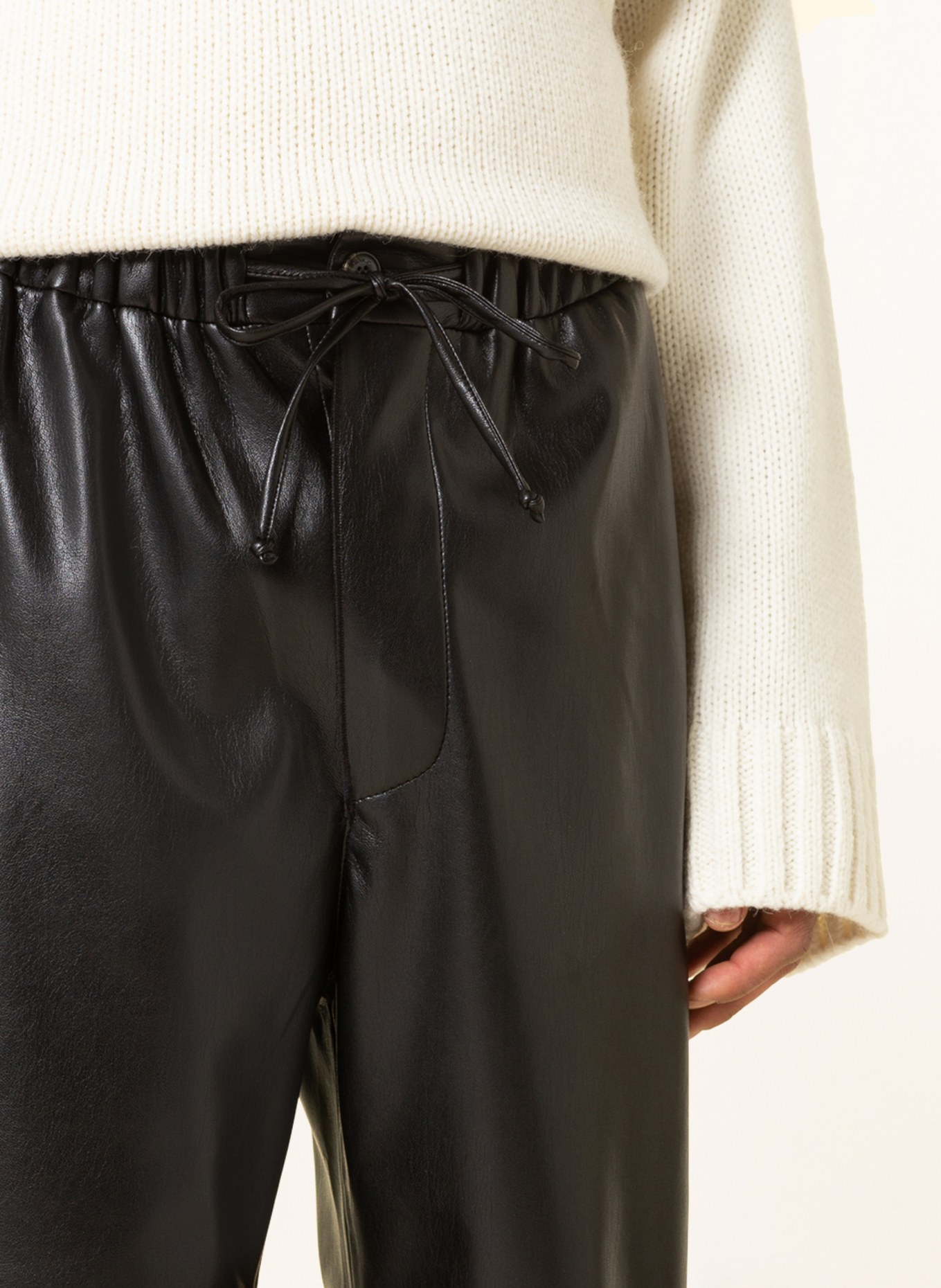 Nanushka Kalhoty JAIN Regular Fit s koženým vzhledem, Barva: ČERNÁ (Obrázek 5)