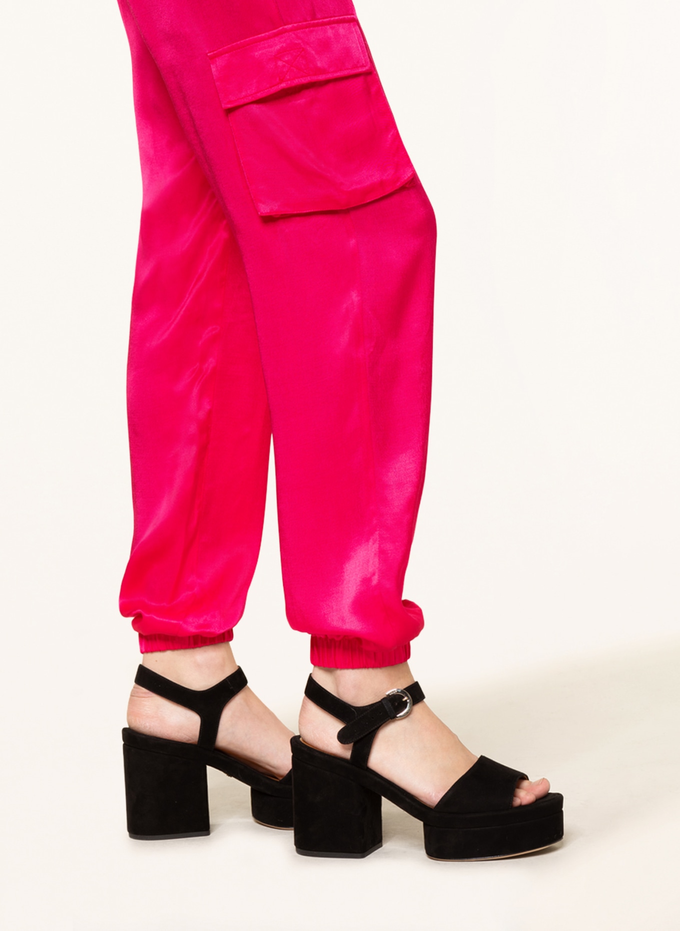 MRS & HUGS Cargohose aus Satin: PINK