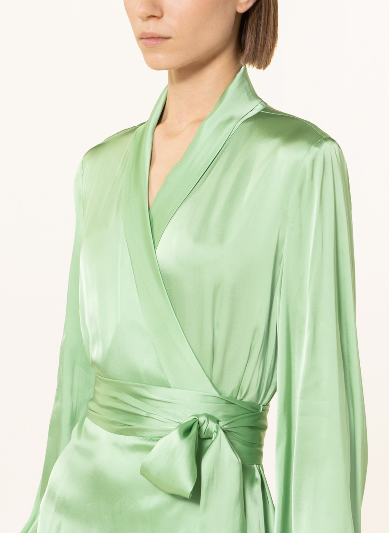 MRS & HUGS Wrap dress in satin, Color: LIGHT GREEN (Image 4)