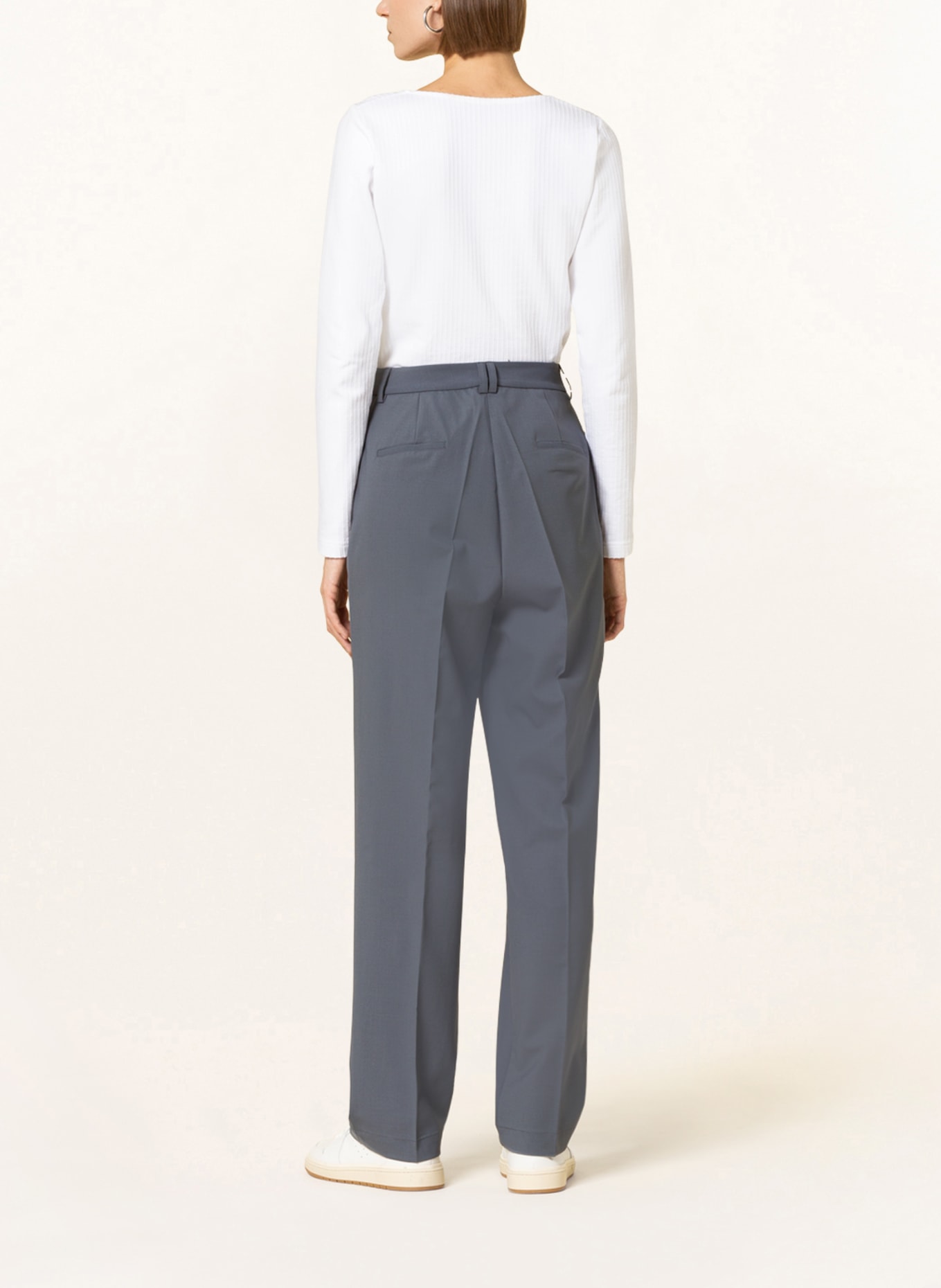 by Aylin Koenig Hose: GRAU