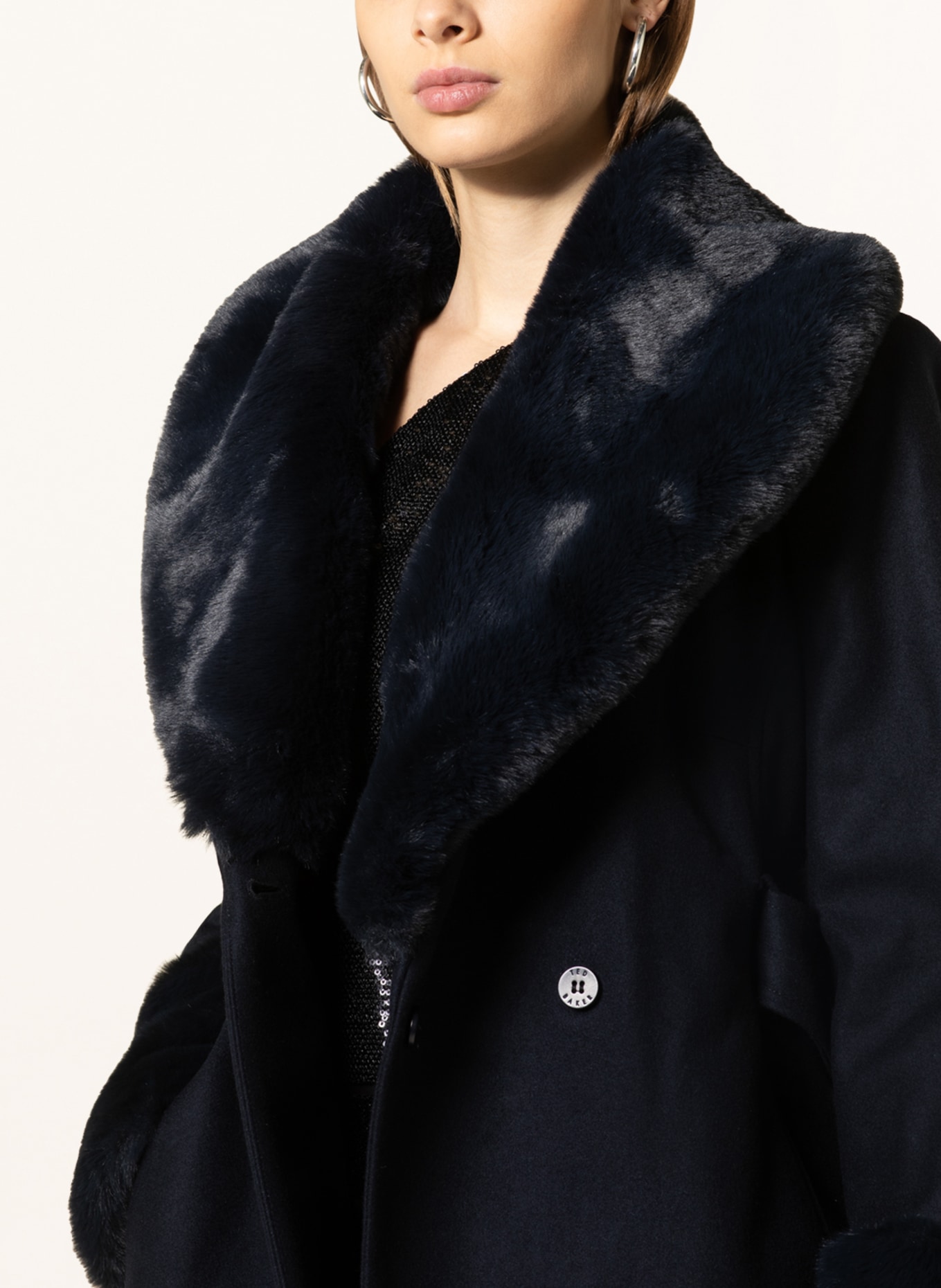 TED BAKER Vlněný kabát LOLETA s umělou kožešinou, Barva: TMAVĚ MODRÁ (Obrázek 4)