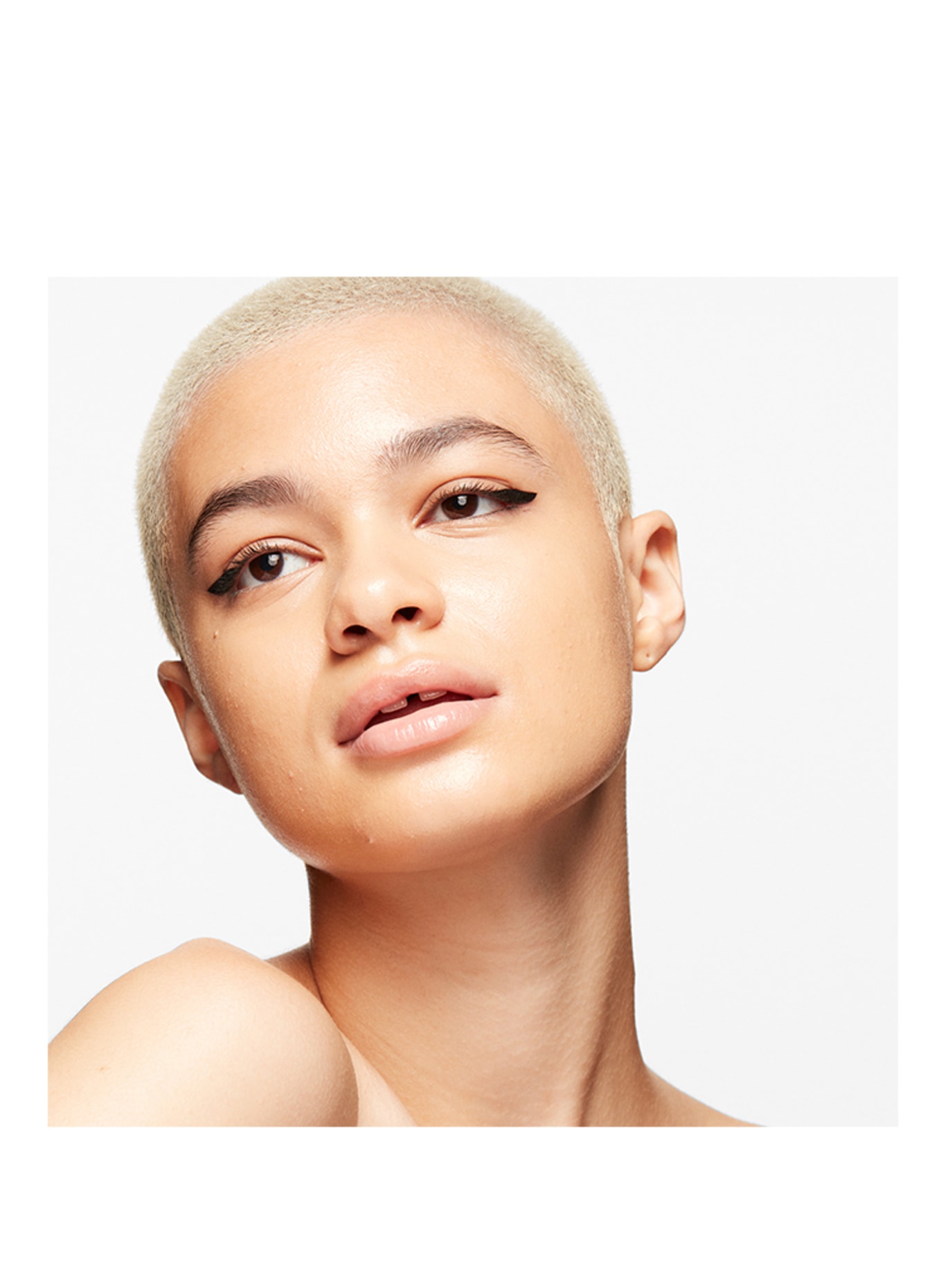 M.A.C STROBE DEWY SKIN TINT: MEDIUM 1