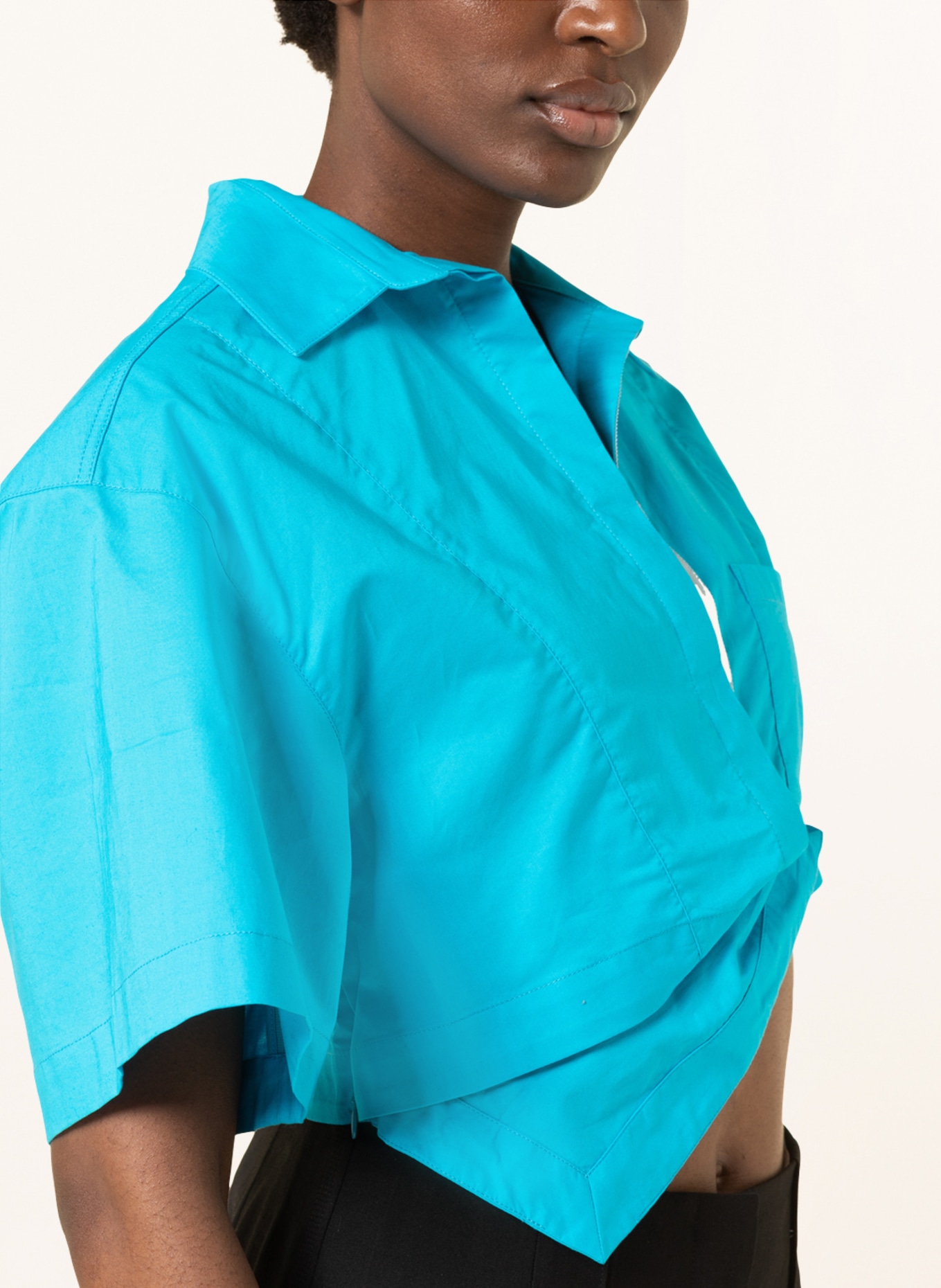 JACQUEMUS Krótka bluzka LA CHEMISE CAPRI, Kolor: NIEBIESKI (Obrazek 4)