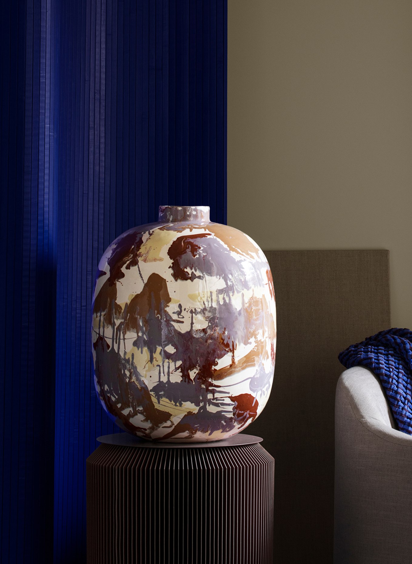 BROSTE COPENHAGEN Váza THYRA: KRÉMOVÁ / FUCHSIOVÁ / BÉŽOVÁ