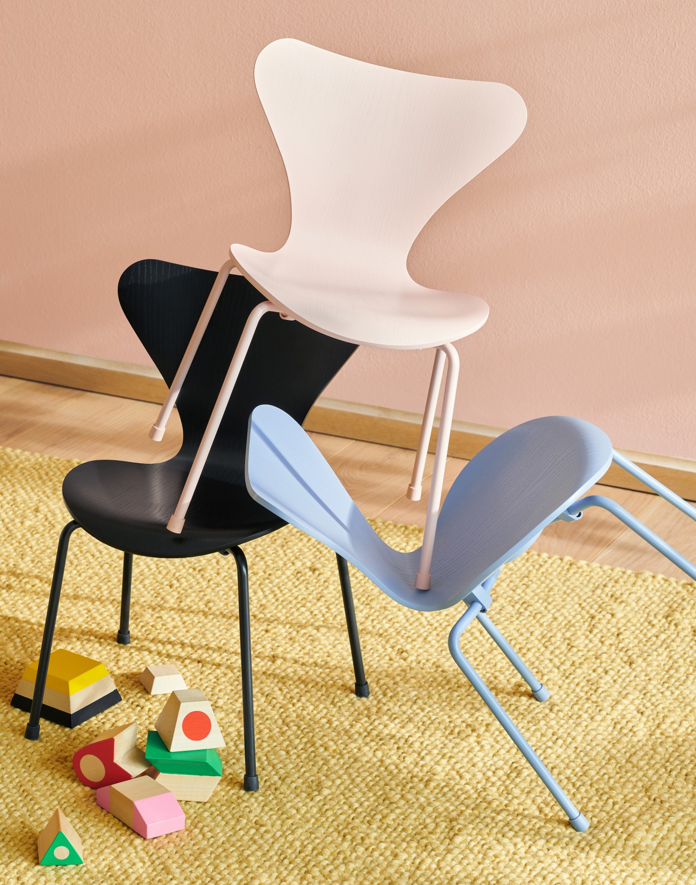 FRITZ HANSEN Children’s chair SERIES 7™, Color: BLACK (Image 2)