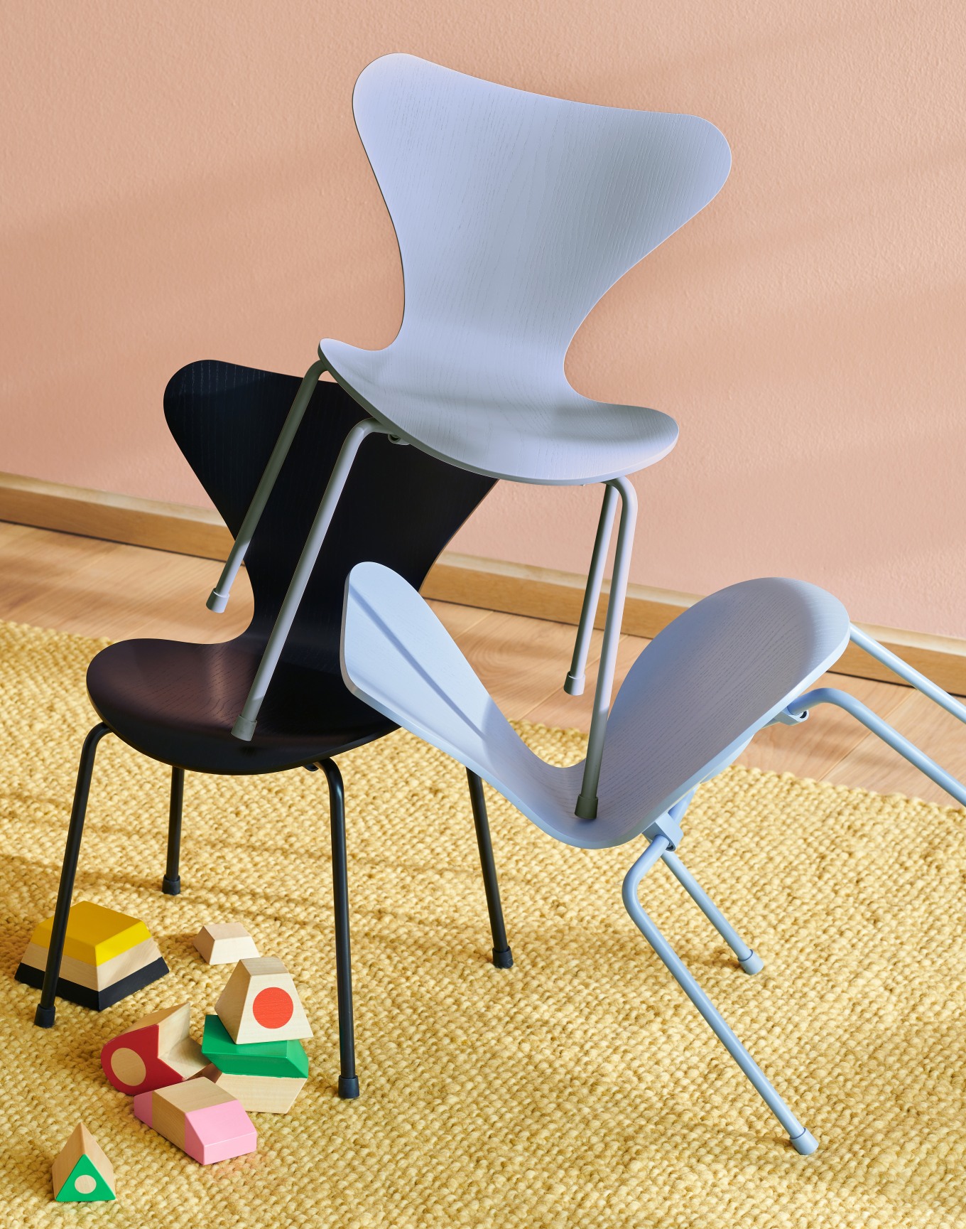 FRITZ HANSEN Krzesełko dla dzieci SERIES 7™, Kolor: JASNOFIOLETOWY (Obrazek 2)
