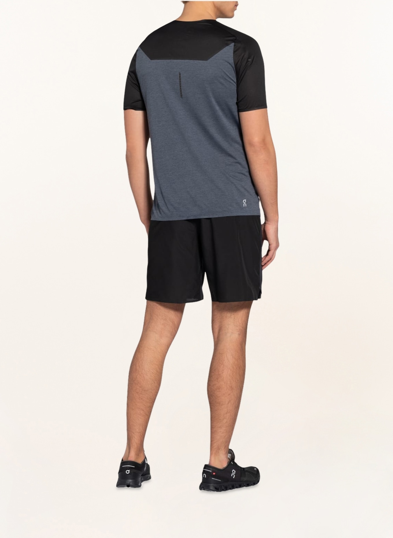 On Running shirt PERFORMANCE-T, Color: BLACK/ GRAY (Image 3)