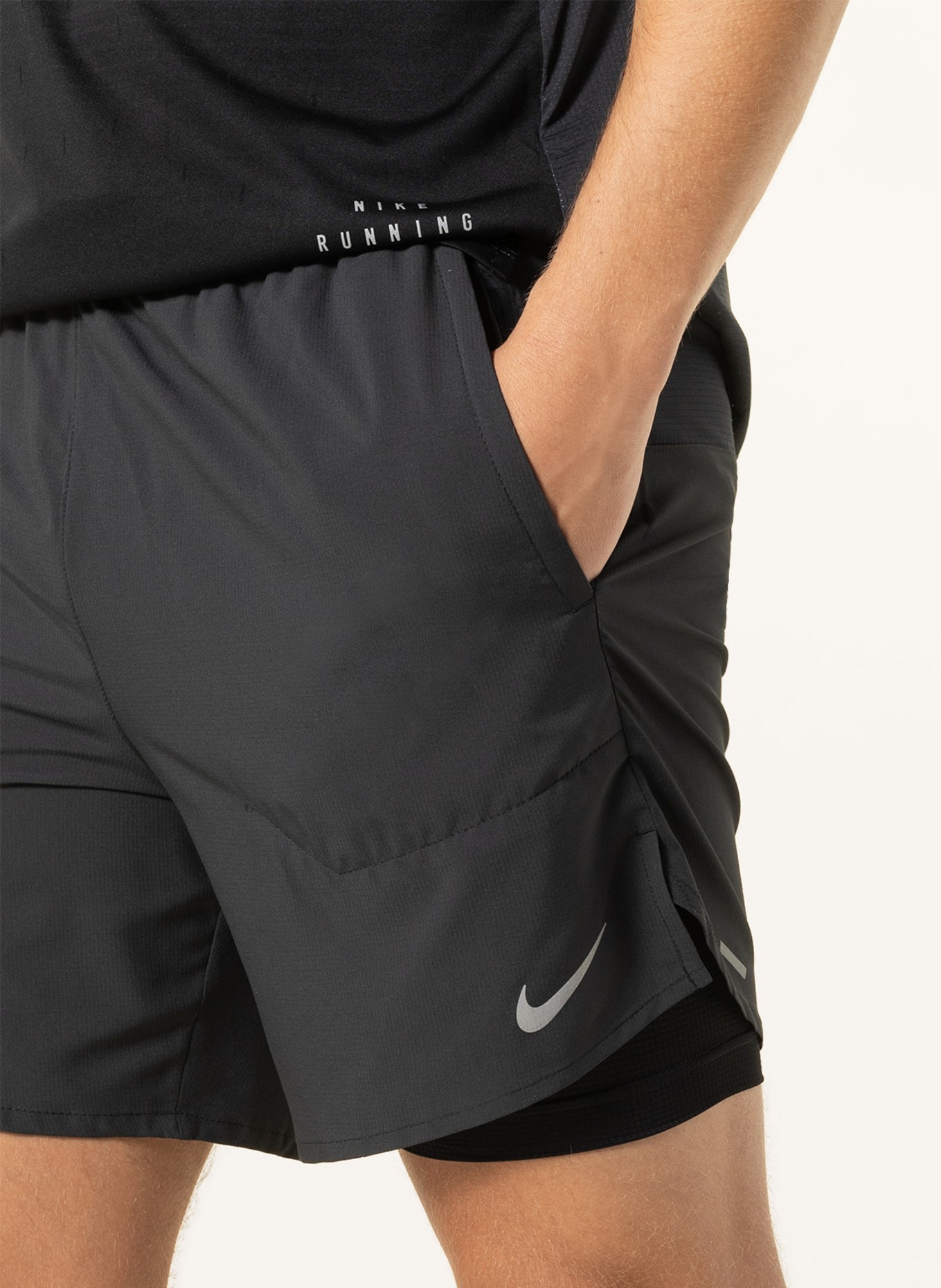 Nike 2-in-1-Laufshorts DRI-FIT STRIDE, Farbe: SCHWARZ (Bild 5)