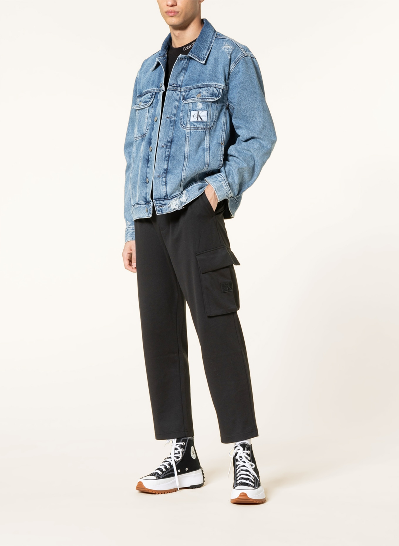 Calvin Klein Jeans Hose im Jogging-Stil Slim Fit mit verkürzter Beinlänge, Farbe: SCHWARZ (Bild 2)