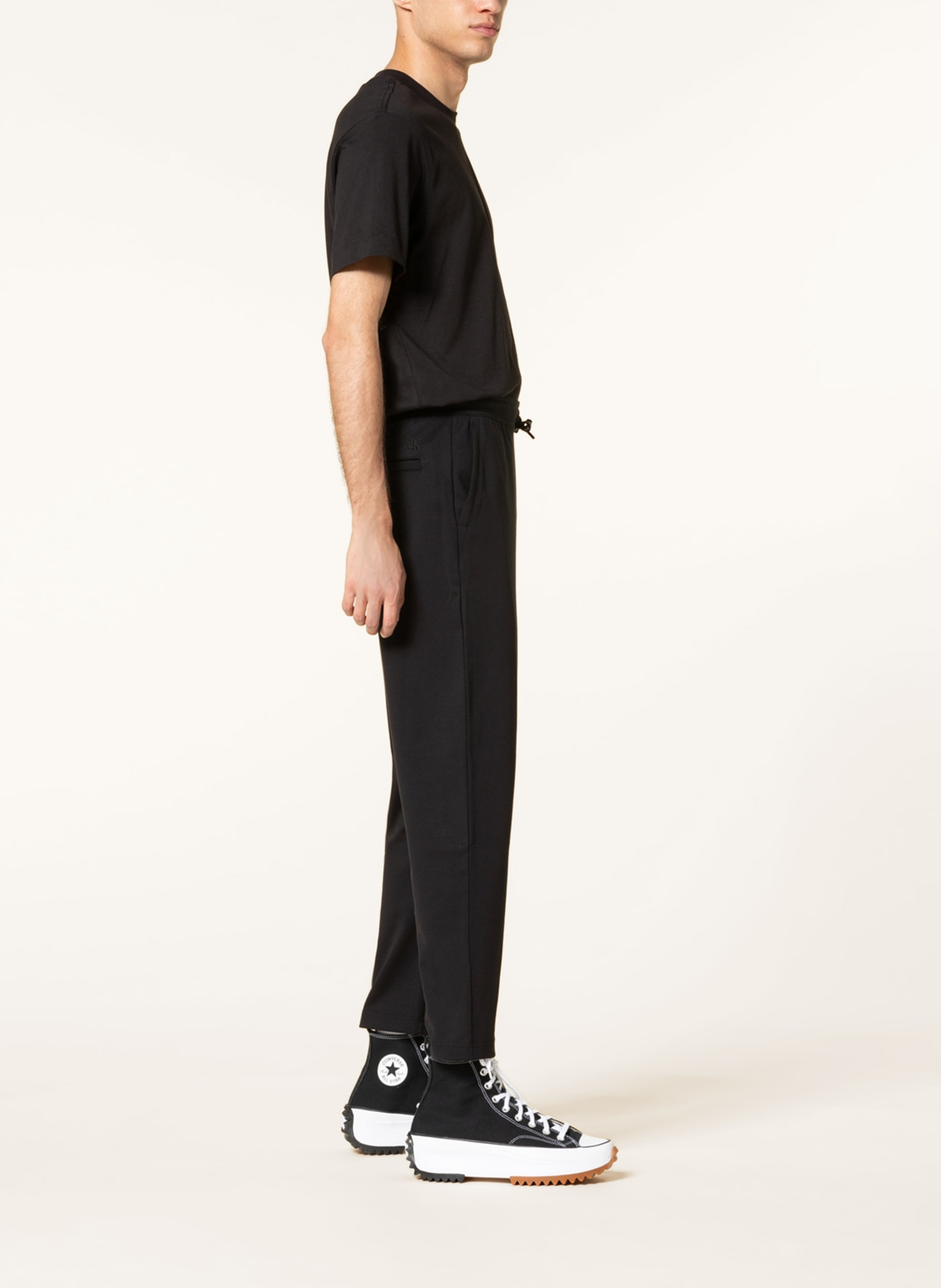 Calvin Klein Jeans Hose im Jogging-Stil Slim Fit mit verkürzter Beinlänge, Farbe: SCHWARZ (Bild 4)