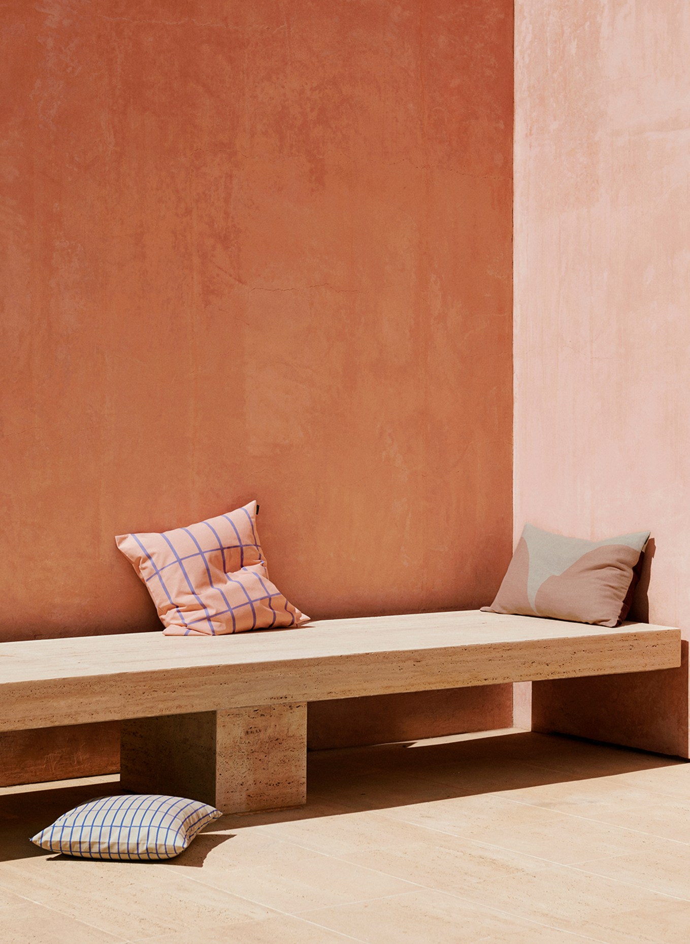 marimekko Decorative cushion cover HÄRKÄ in linen, Color: CREAM/ FUCHSIA/ ROSE (Image 2)