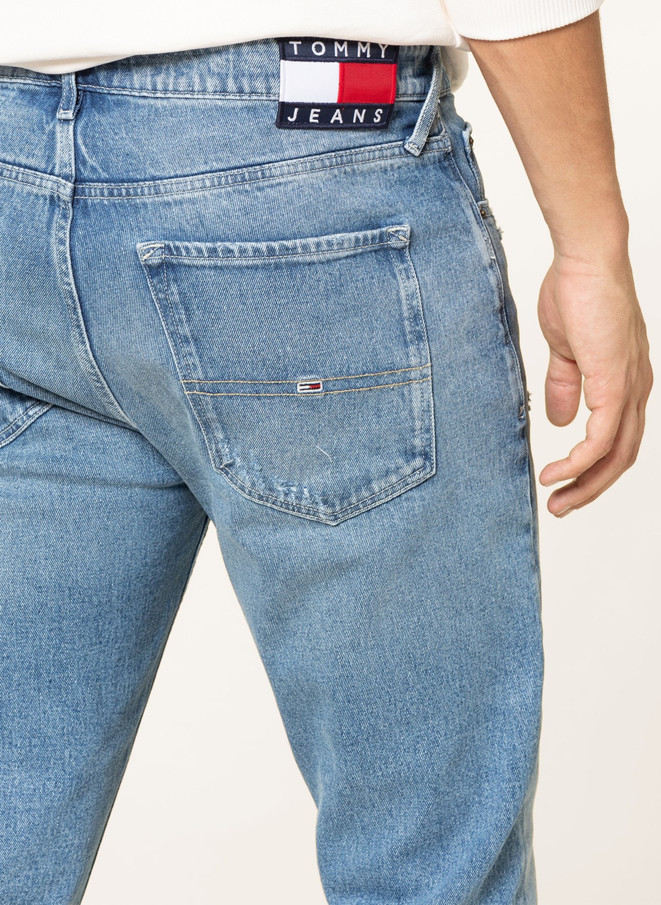 TOMMY JEANS Destroyed Jeans SCANTON Slim Fit, Farbe: 1A5 Denim Light (Bild 5)