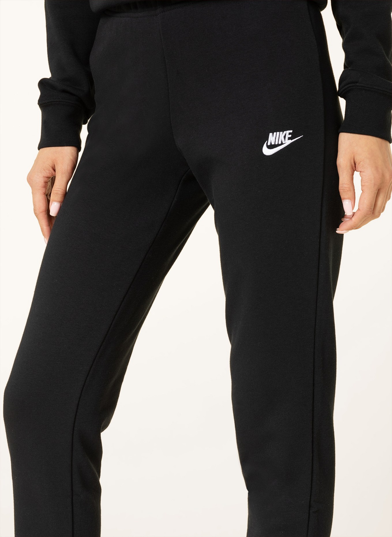 Nike Sweatpants SPORTSWEAR CLUB in black