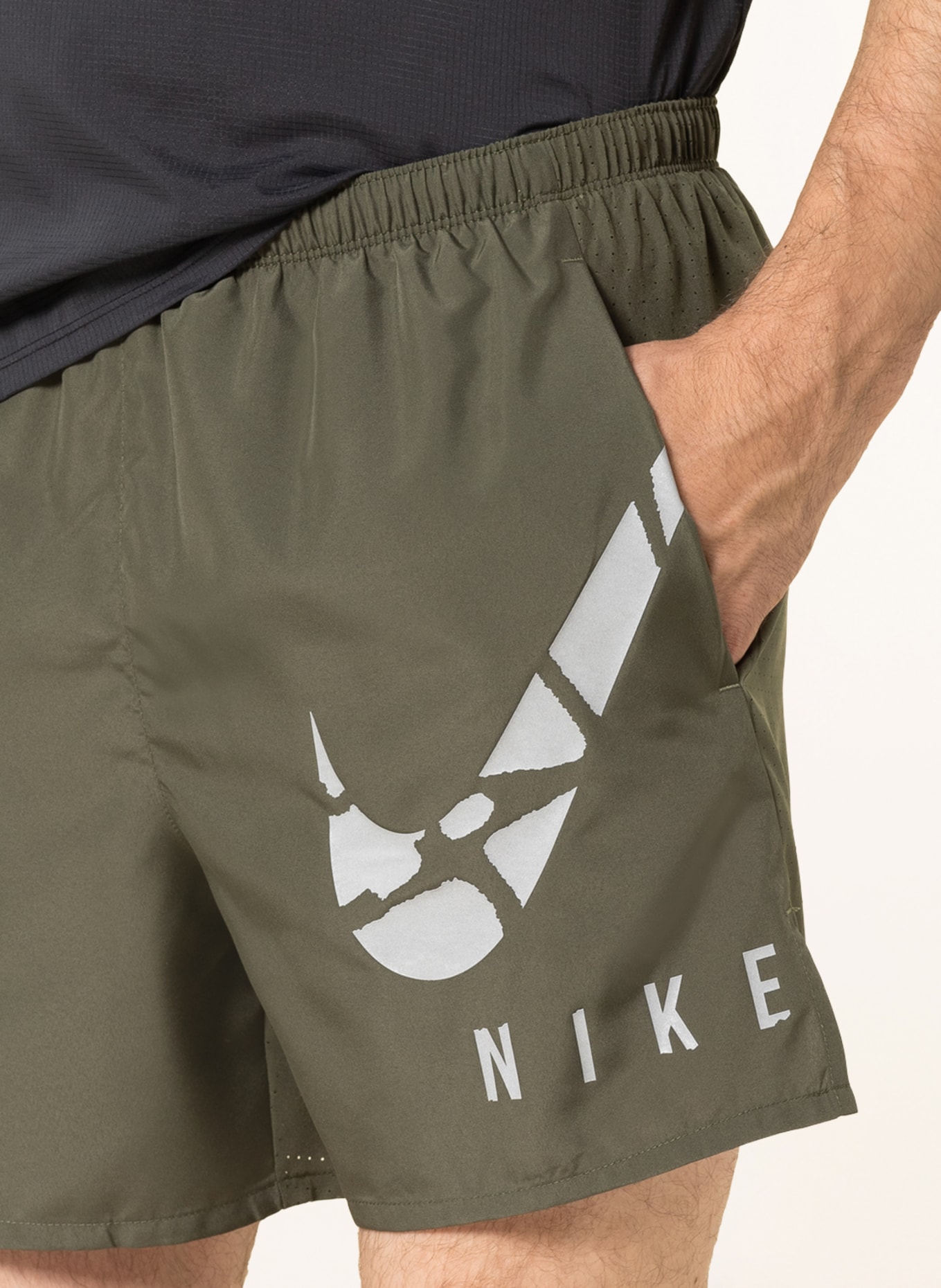 Nike 2-in-1-Laufshorts DRI-FIT CHALLENGER RUN DIVISION, Farbe: OLIV (Bild 5)