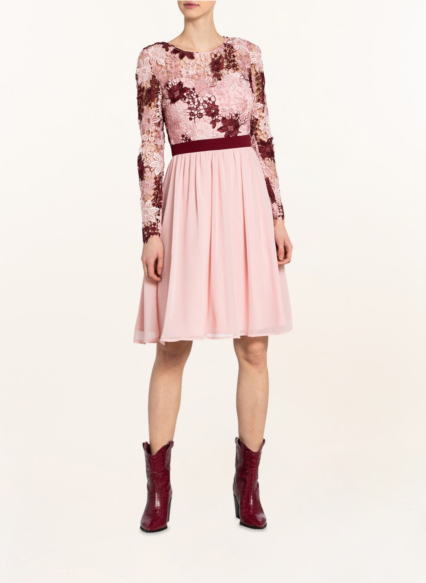 Chi Chi LONDON Cocktailkleid mit Spitzenbesatz: ROSA / DUNKELROT