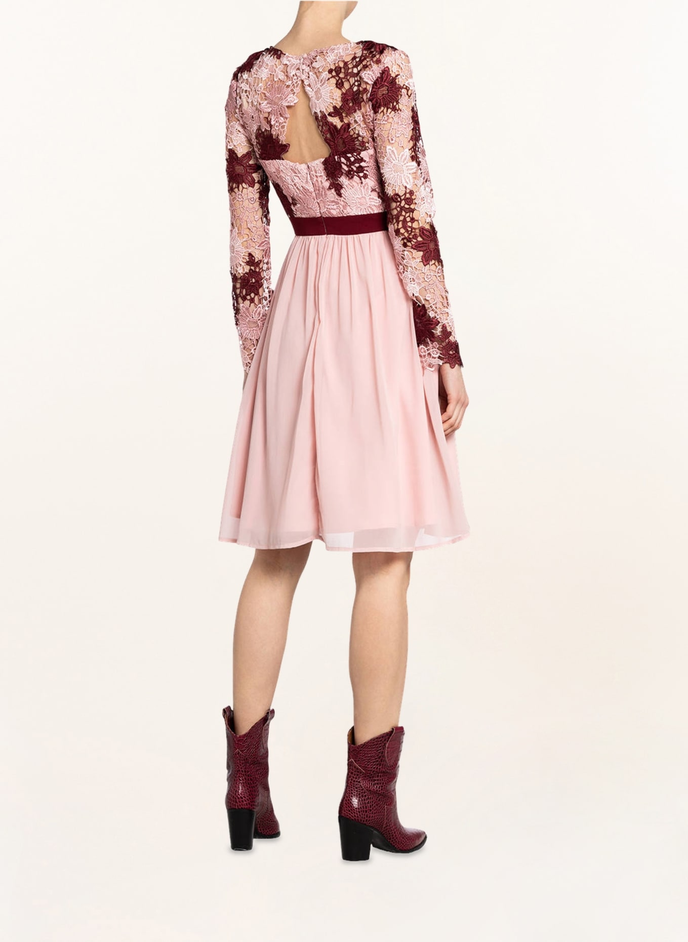 Chi Chi LONDON Cocktailkleid mit Spitzenbesatz: ROSA / DUNKELROT