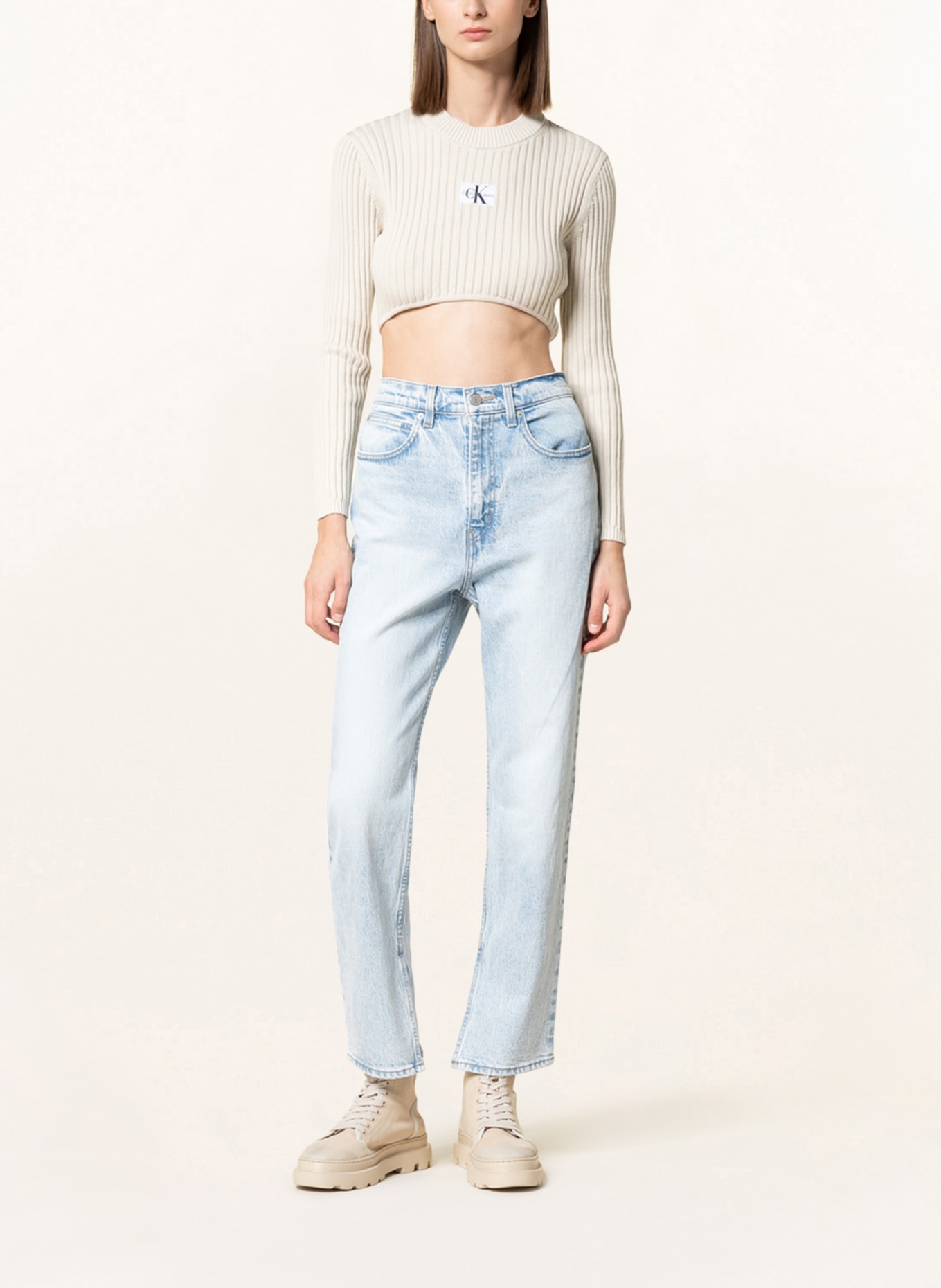 Calvin Klein Jeans Cropped svetr, Barva: KRÉMOVÁ (Obrázek 2)