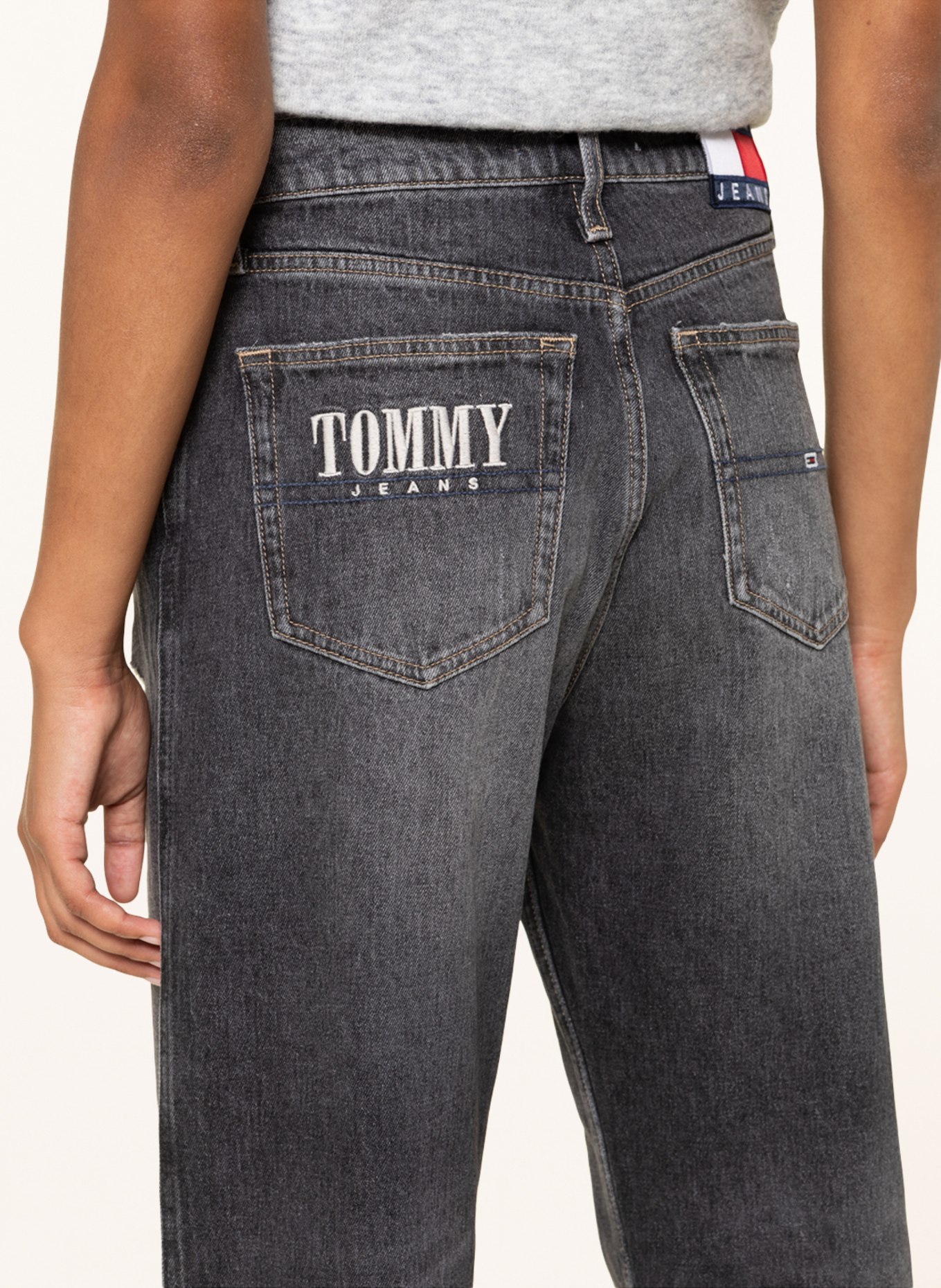 TOMMY JEANS Destroyed Jeans BETSY, Farbe: 1BZ Denim Black (Bild 5)