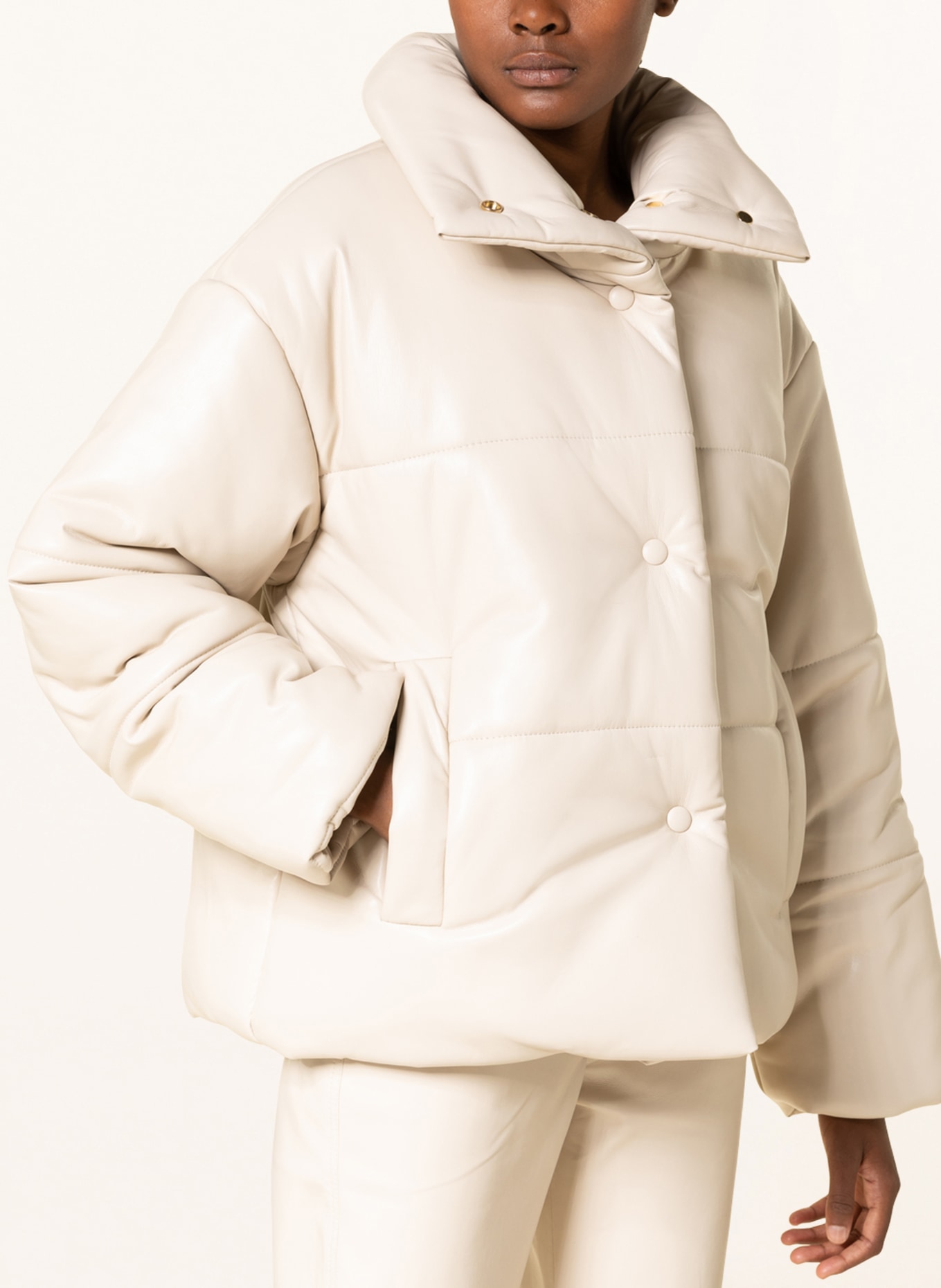 Nanushka Prošívaná bunda HIDE v koženém vzhledu, Barva: KRÉMOVÁ (Obrázek 4)